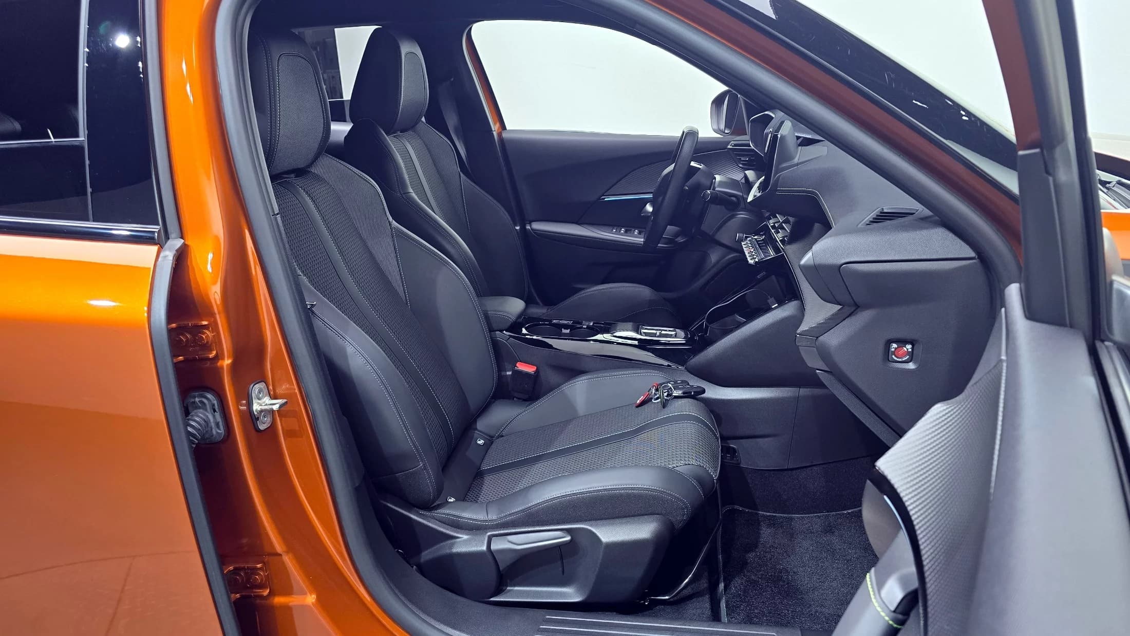 Peugeot 2008 EV GT, электромобиль, 2022 г. 40707 км. — фото 12