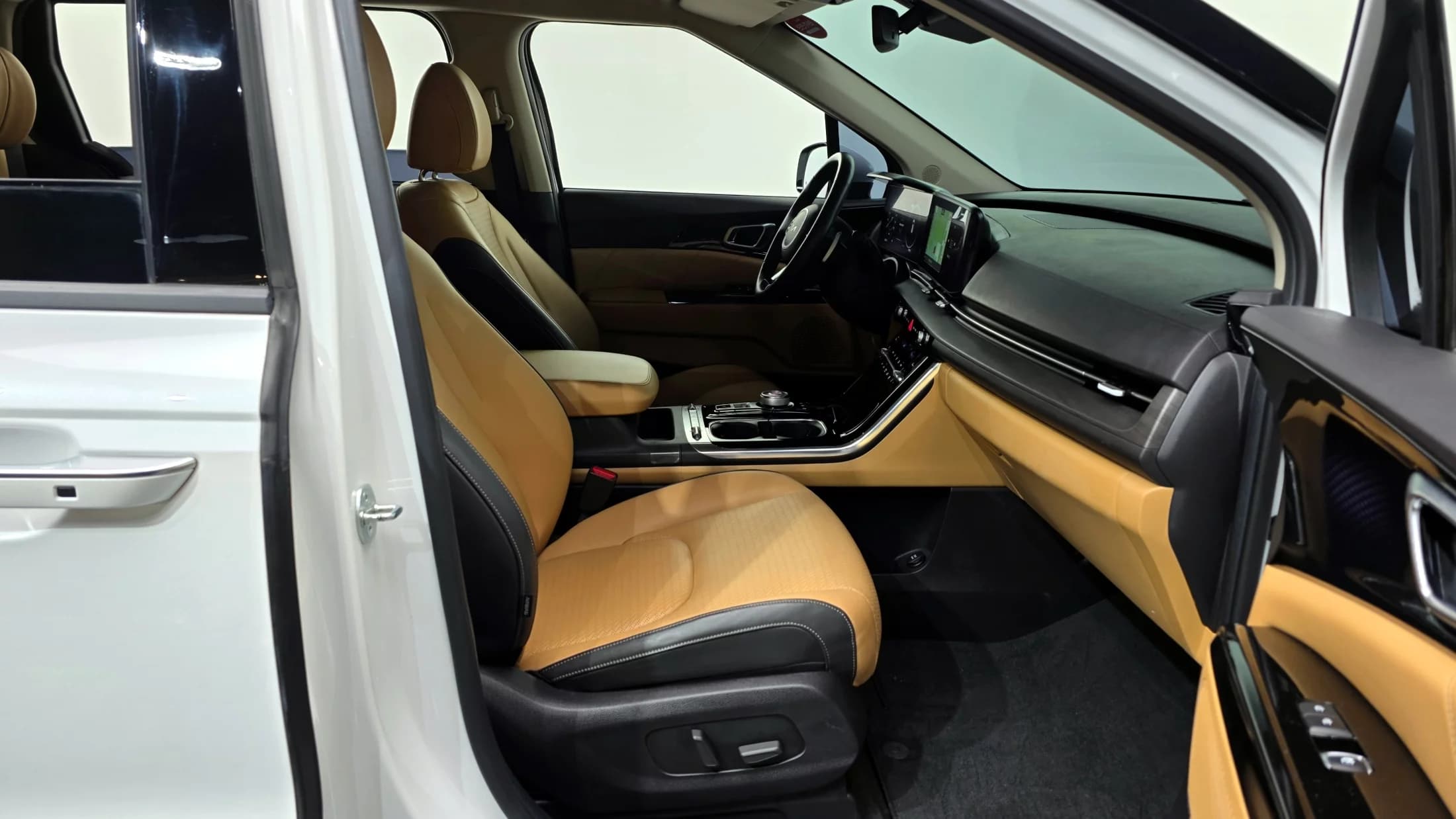 Kia Carnival 7-Seater Signature, 2022 г. 79990 км. — фото 11