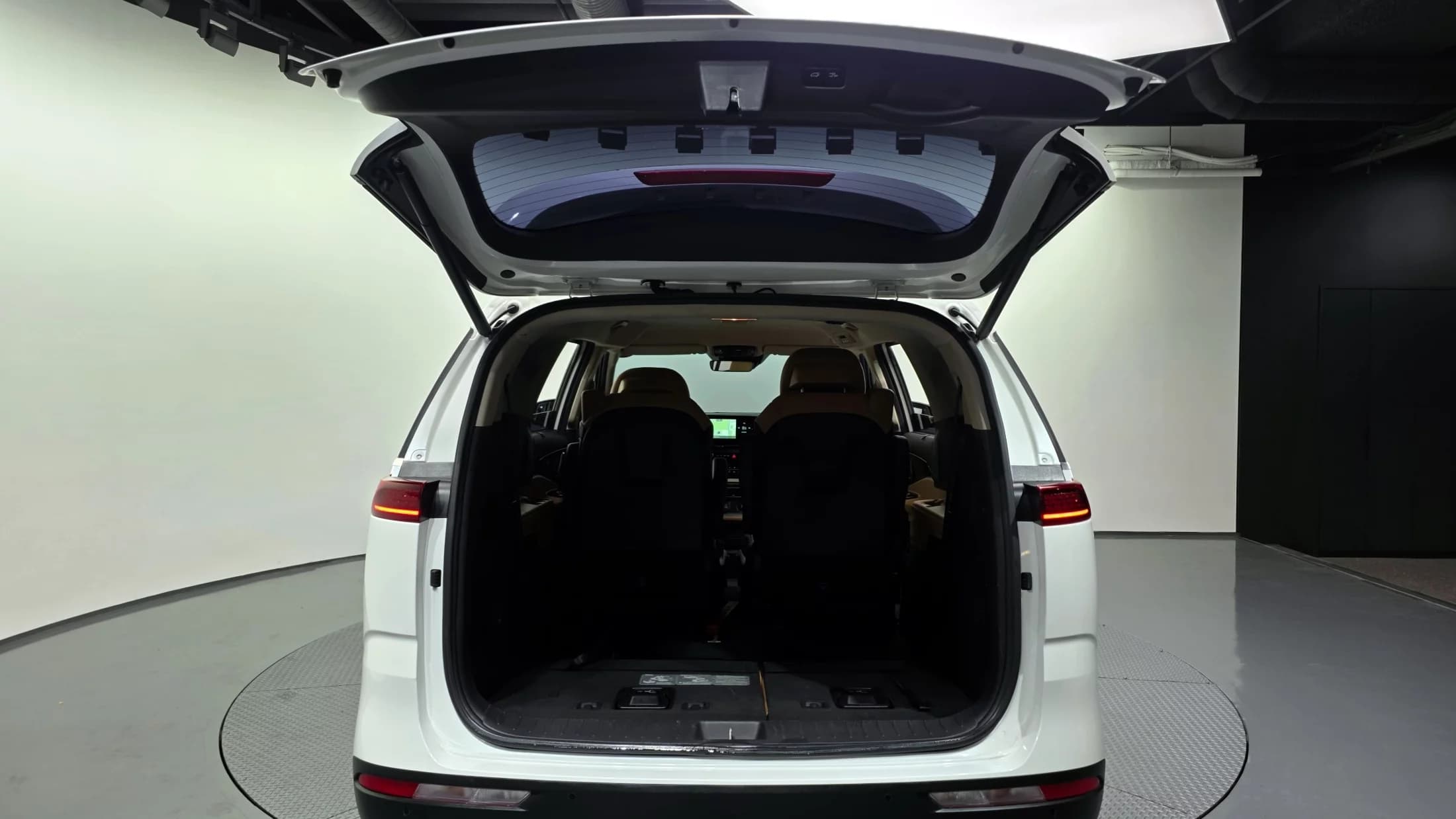 Kia Carnival 7-Seater Signature, 2022 г. 79990 км. — фото 20
