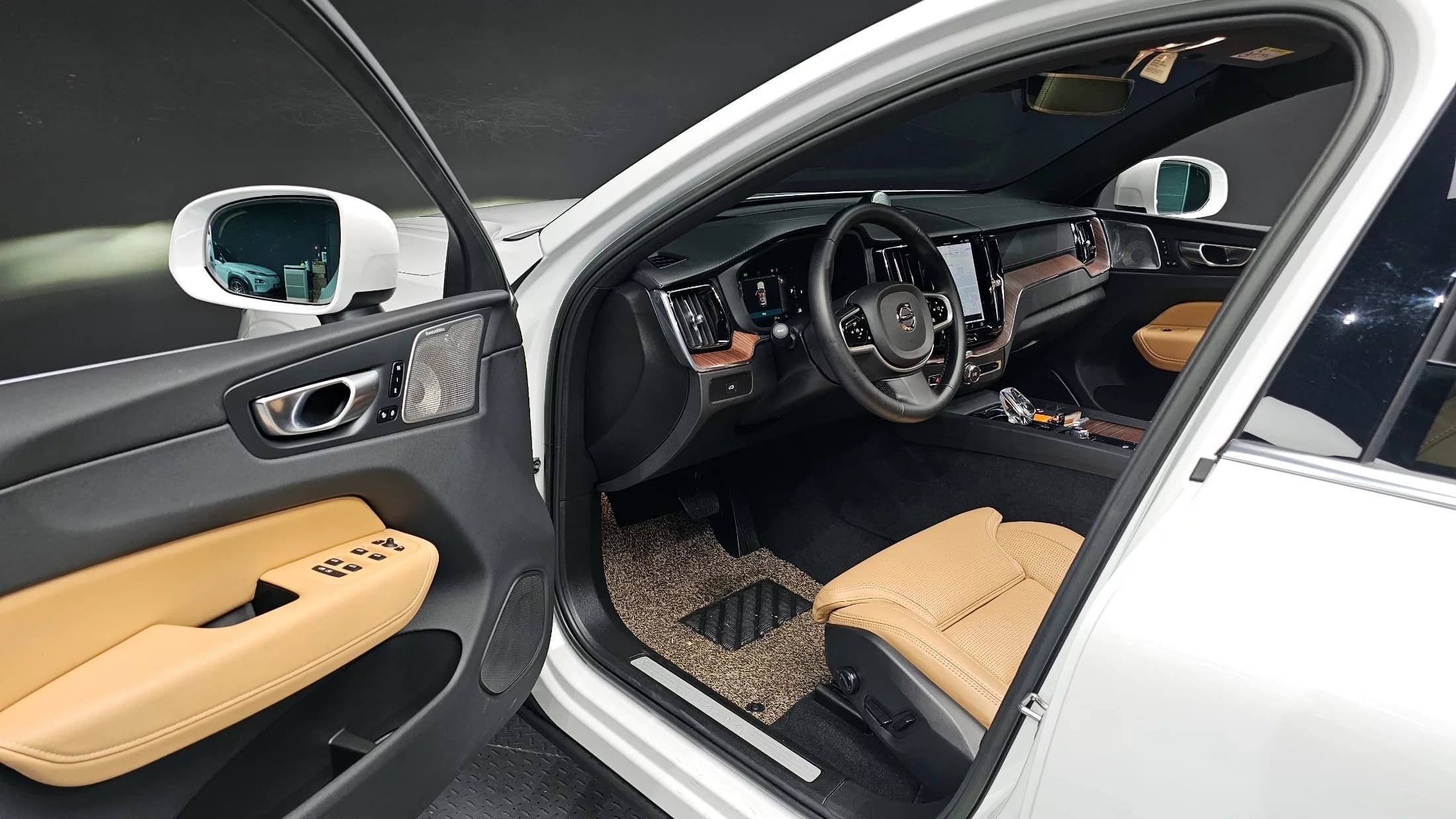 Volvo XC60 B5 Ultimate Bright, 2023 г. 23496 км. — фото 11