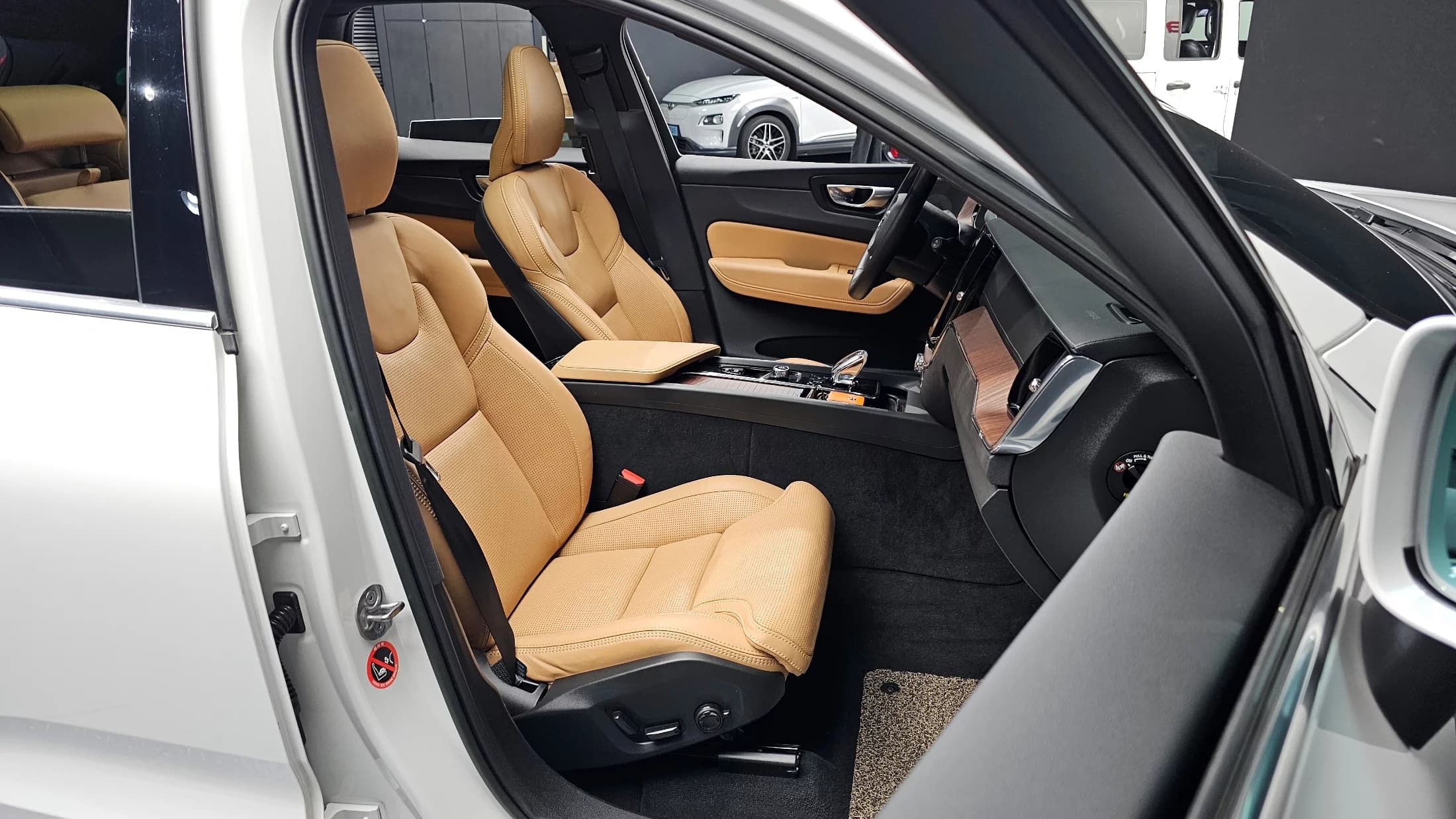 Volvo XC60 B5 Ultimate Bright, 2023 г. 23496 км. — фото 10