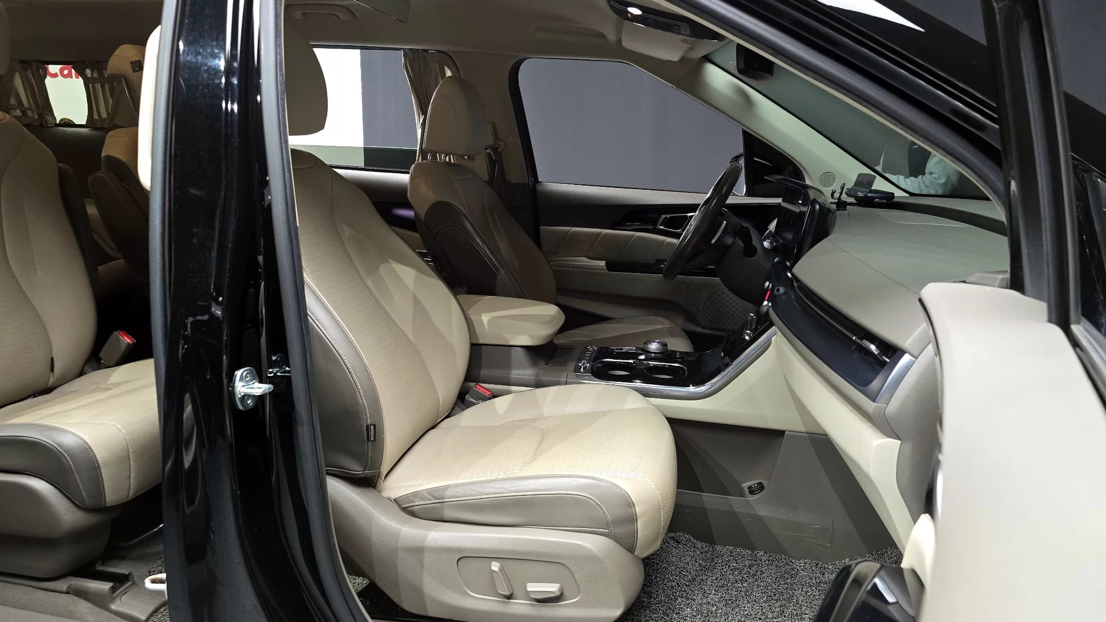 Kia Carnival 9-Seater Hi-Limousine Signature, 2021 г. 273728 км. — фото 10