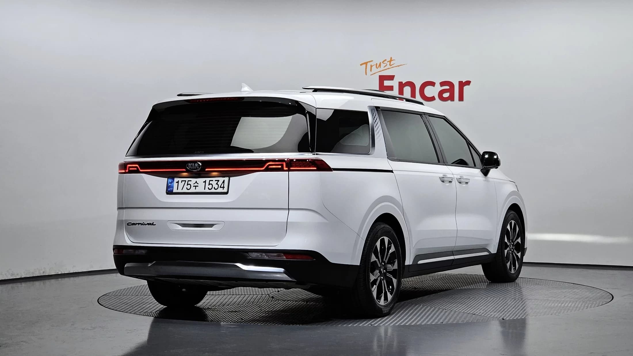 Kia Carnival 9-Seater Signature, 2021 г. 39854 км. — фото 2