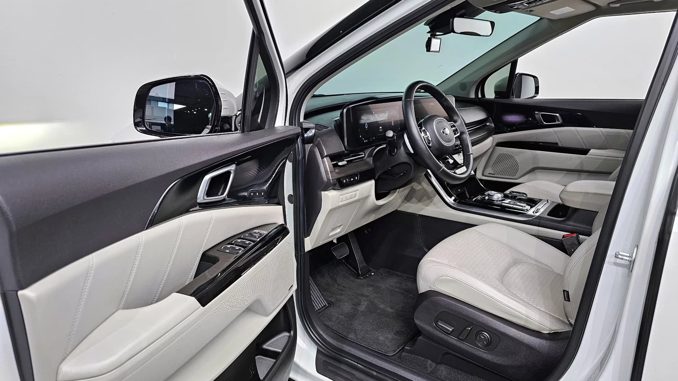 Kia Carnival 9-Seater Signature, 2021 г. 39854 км. — фото 11