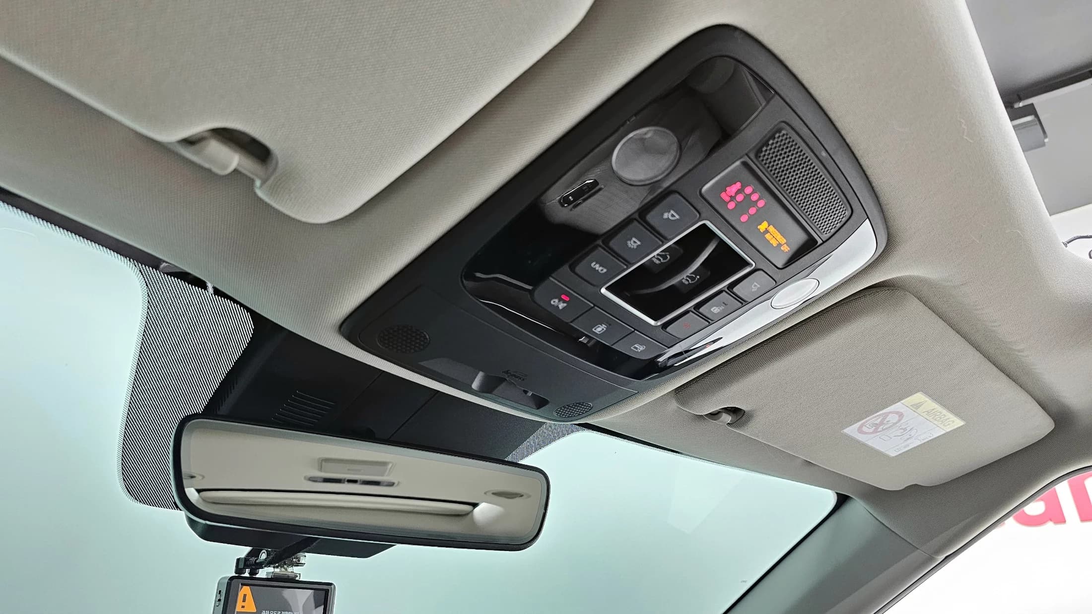 Kia Carnival 9-Seater Signature, 2021 г. 39854 км. — фото 19