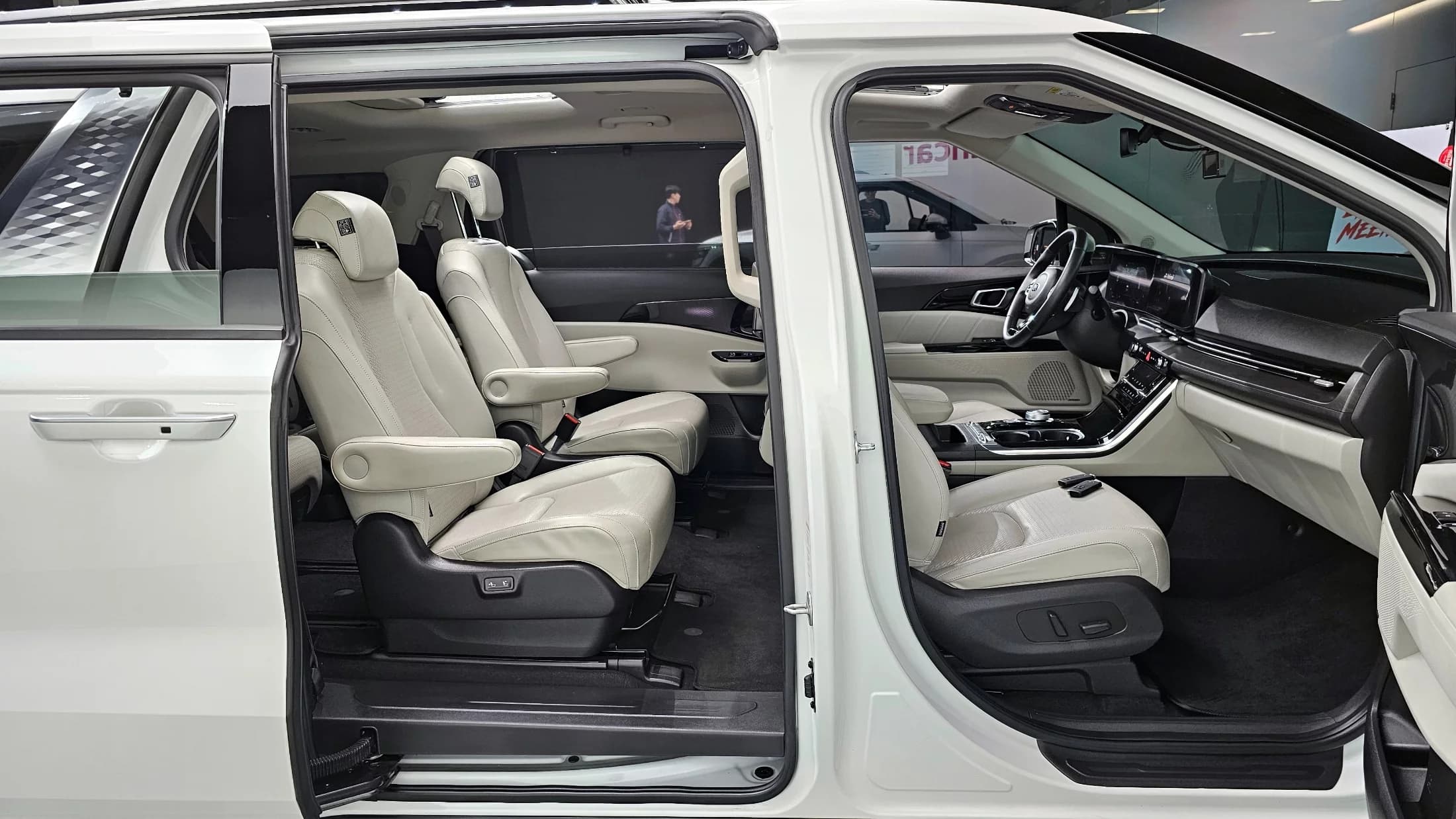Kia Carnival 9-Seater Signature, 2021 г. 39854 км. — фото 10