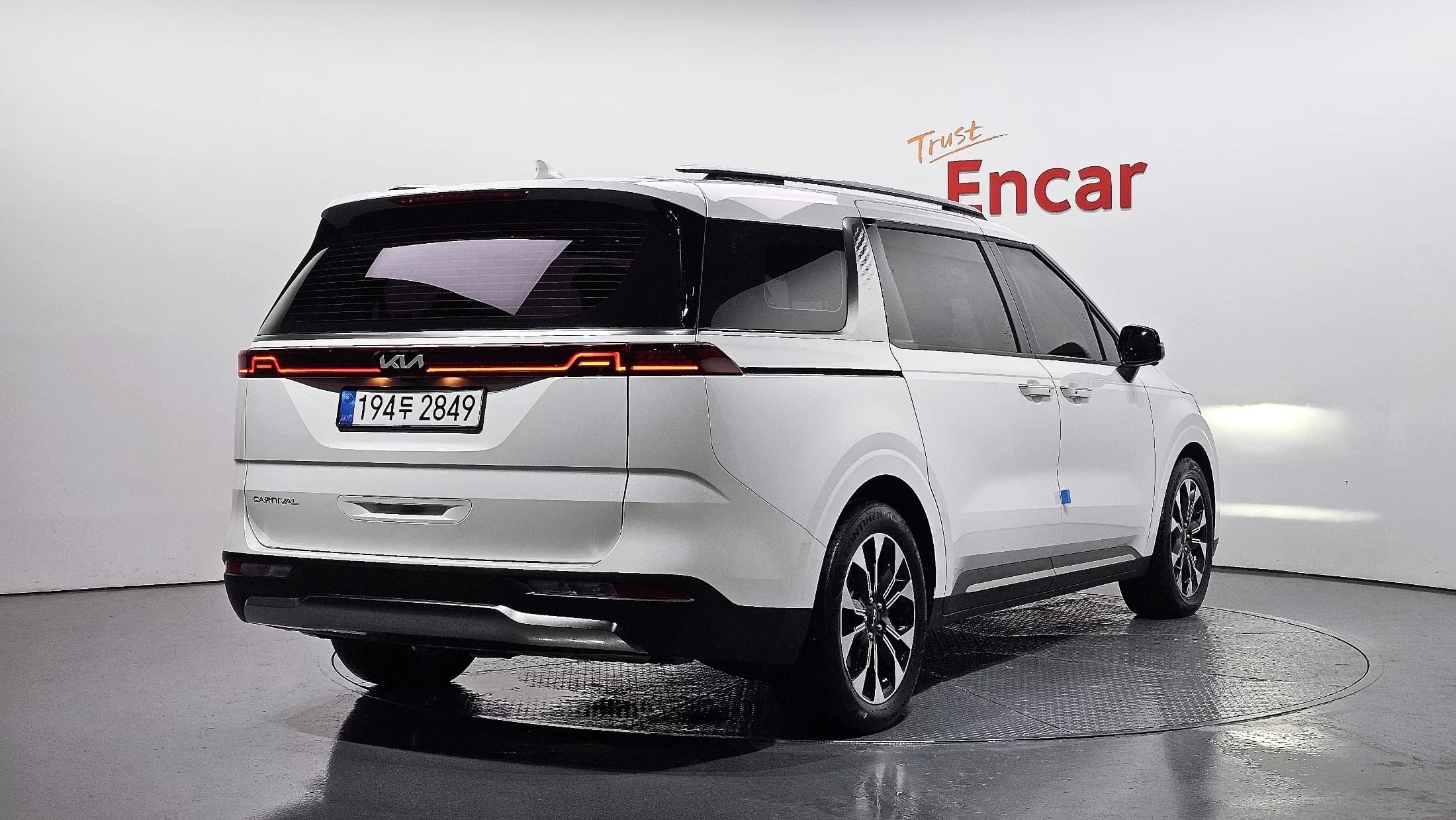 Kia Carnival 9-Seater Signature, 2022 г. 77744 км. — фото 2