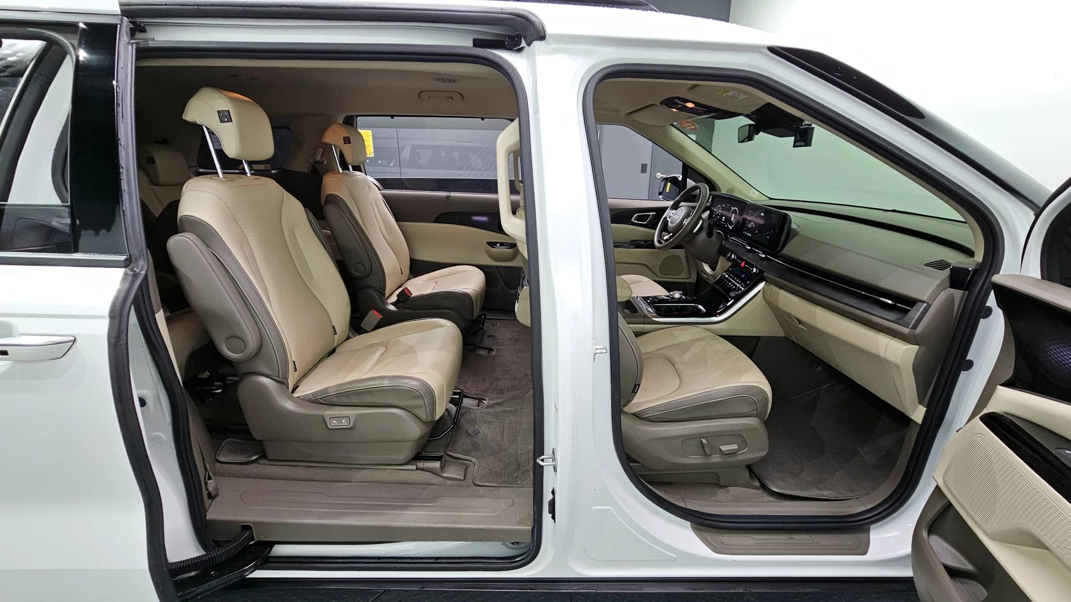 Kia Carnival 9-Seater Signature, 2022 г. 77744 км. — фото 11