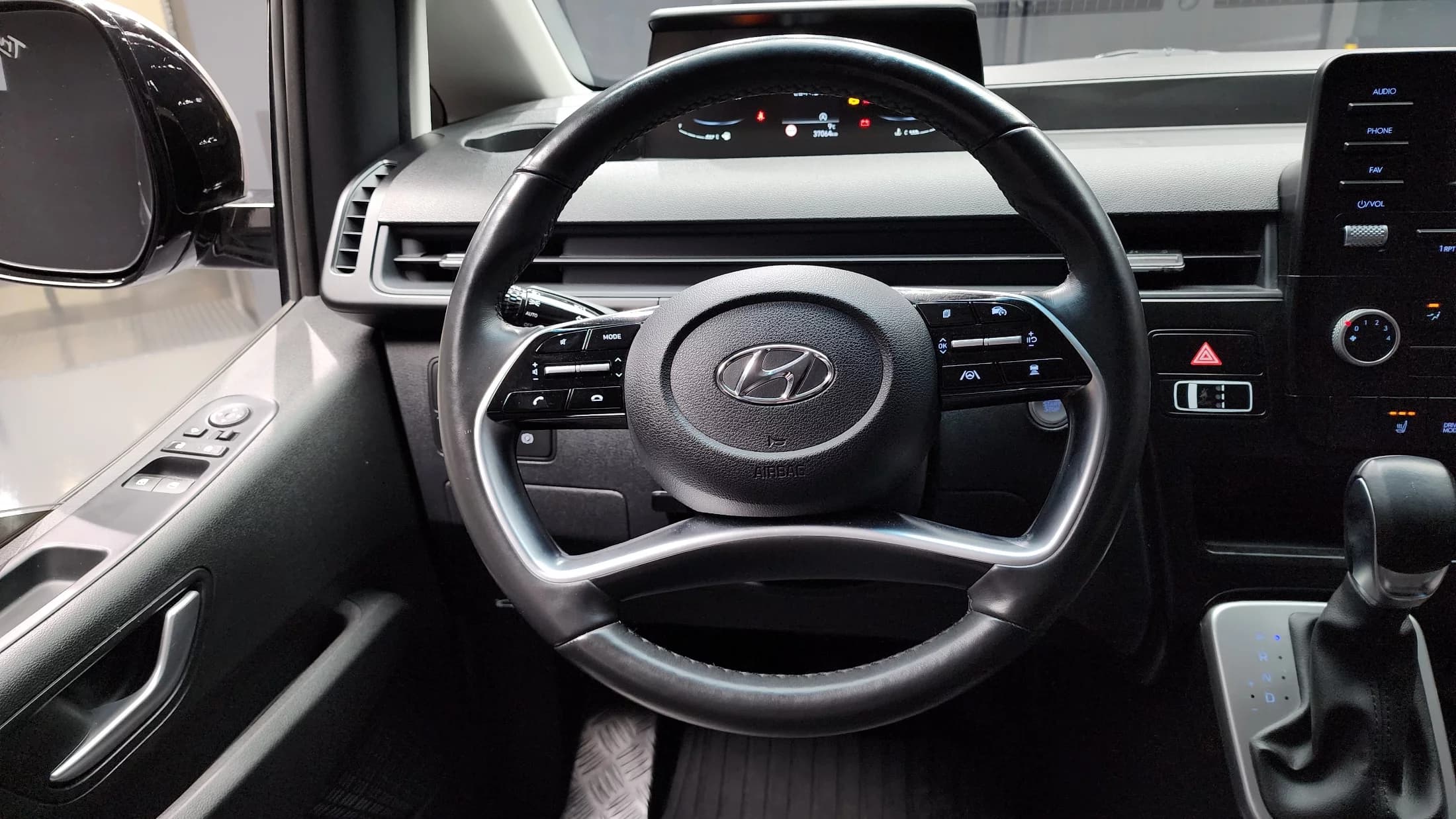 Hyundai Staria Cargo 5-Seater Modern, 2022 г. 37064 км. — фото 13