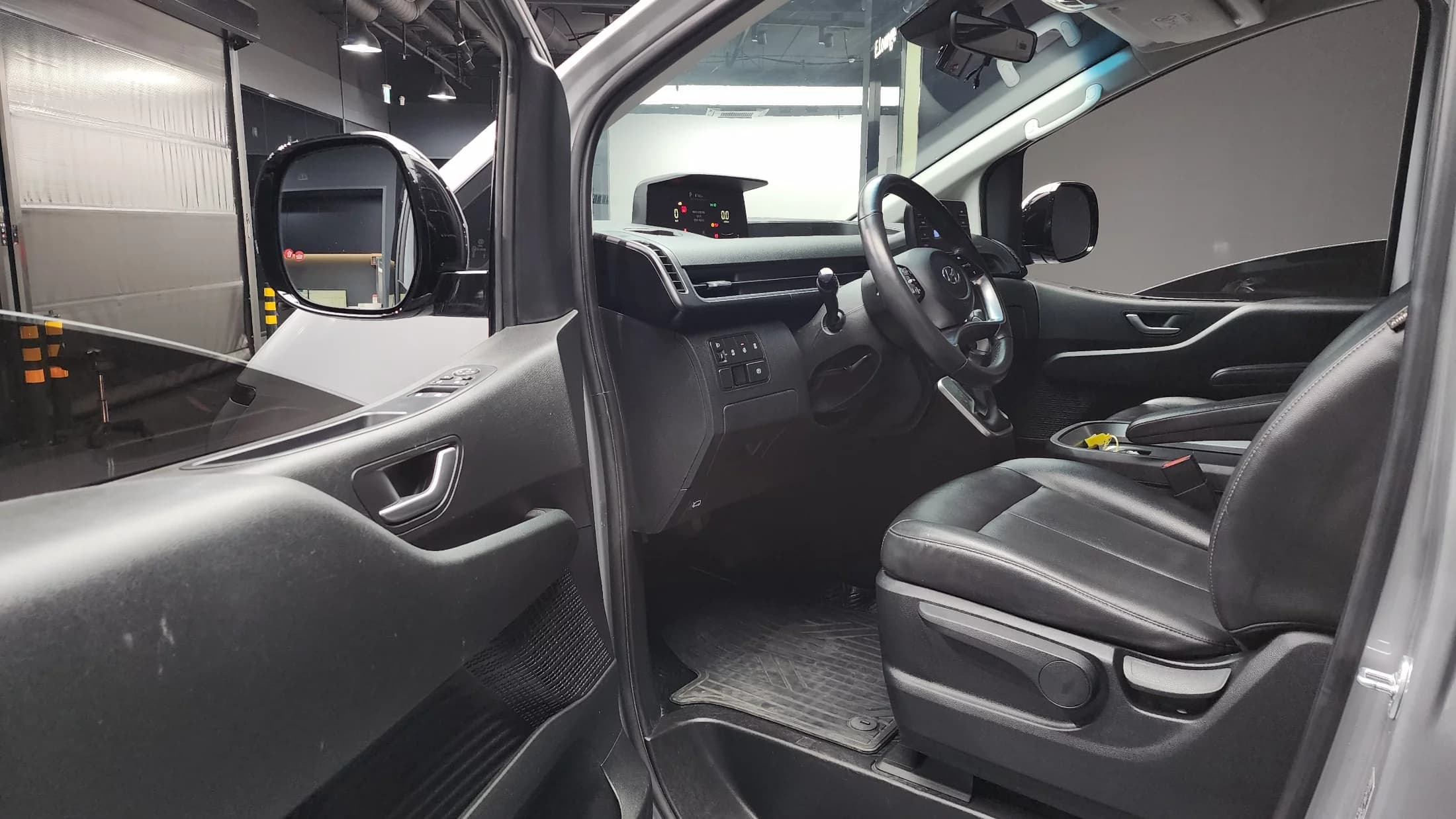 Hyundai Staria Cargo 5-Seater Modern, 2022 г. 37064 км. — фото 10