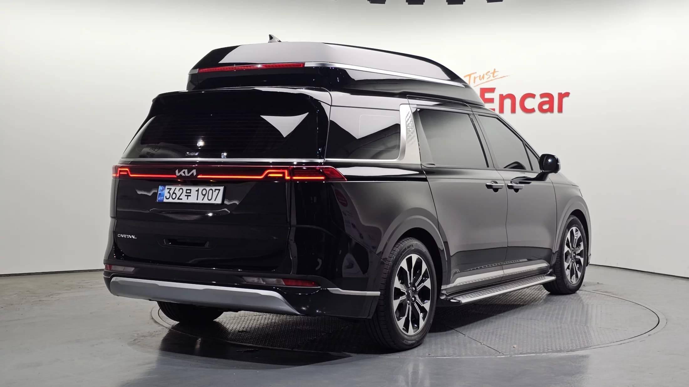 Kia Carnival 9-Seater Hi-Limousine Signature, 2023 г. 49077 км. — фото 2