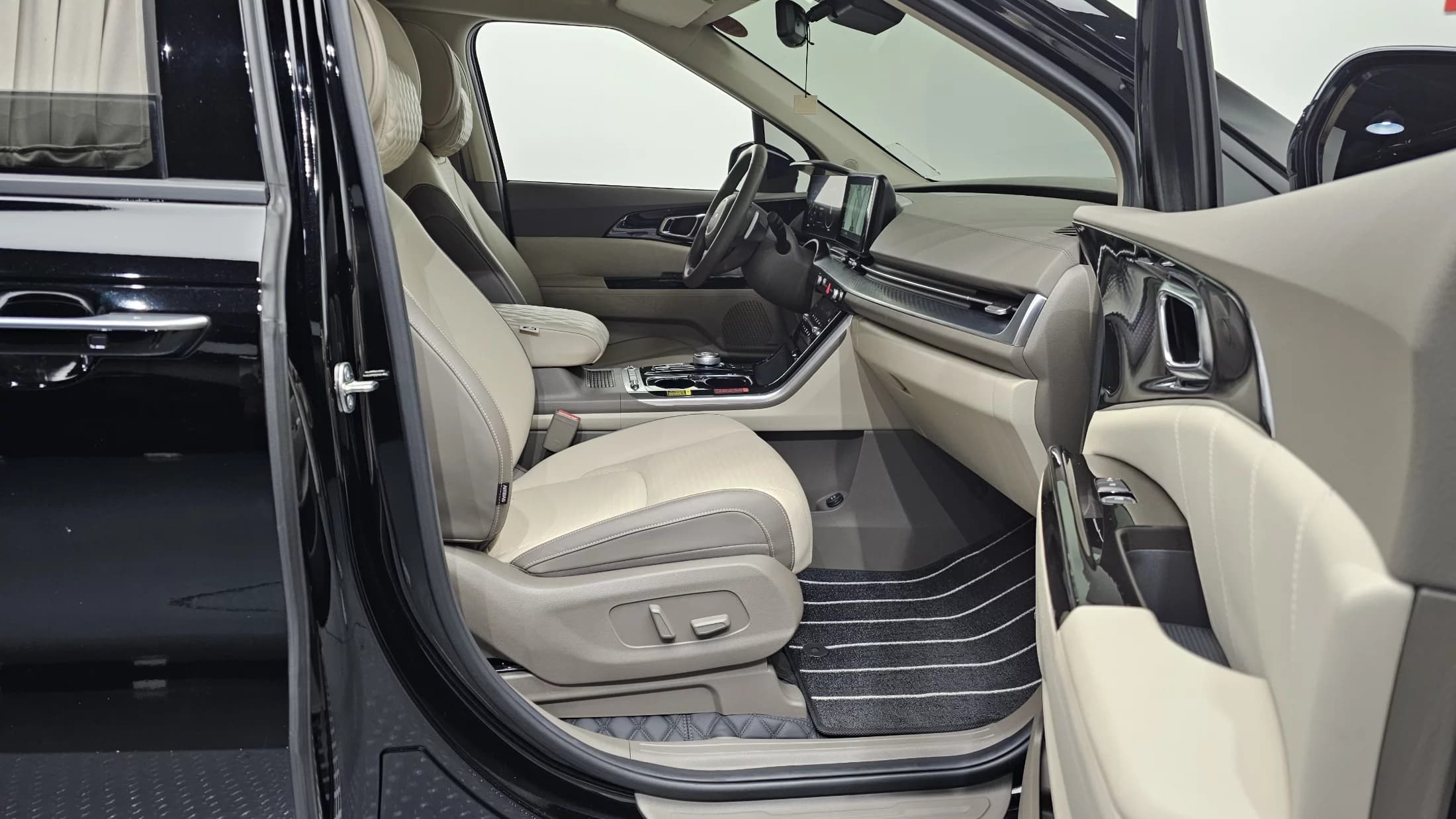 Kia Carnival 9-Seater Hi-Limousine Signature, 2023 г. 49077 км. — фото 11