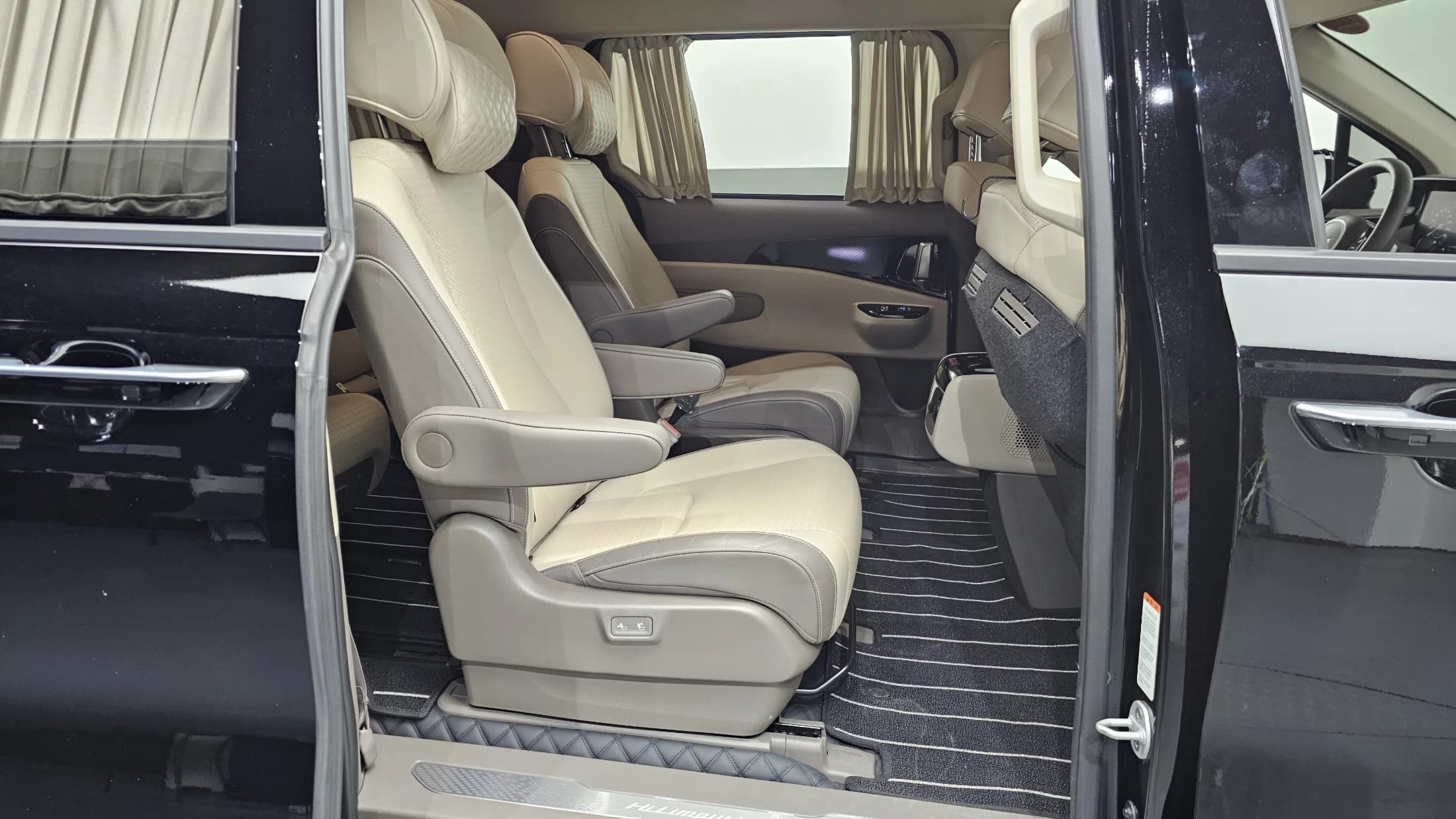 Kia Carnival 9-Seater Hi-Limousine Signature, 2023 г. 49077 км. — фото 12