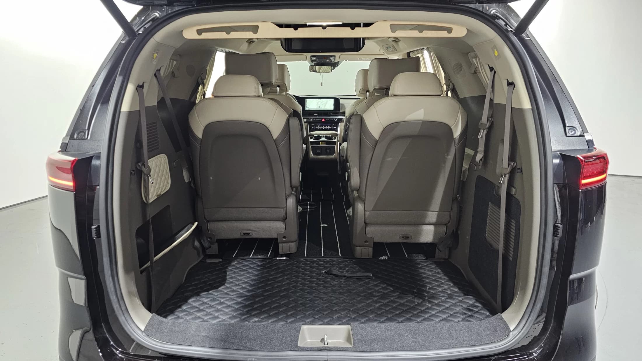 Kia Carnival 9-Seater Hi-Limousine Signature, 2023 г. 49077 км. — фото 20
