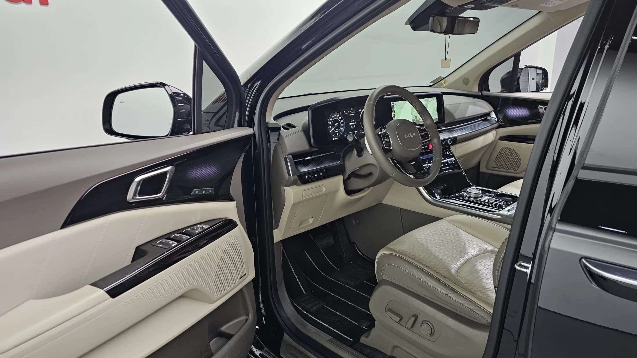 Kia Carnival 9-Seater Hi-Limousine Signature, 2023 г. 49077 км. — фото 10