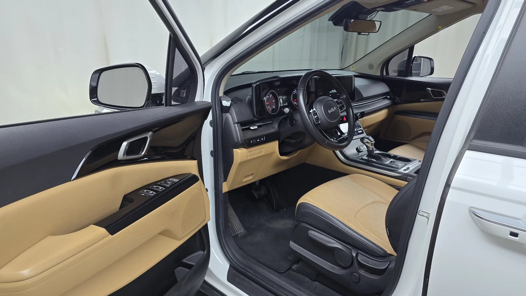 Kia Carnival 9-Seater Prestige, 2022 г. 181793 км. — фото 11