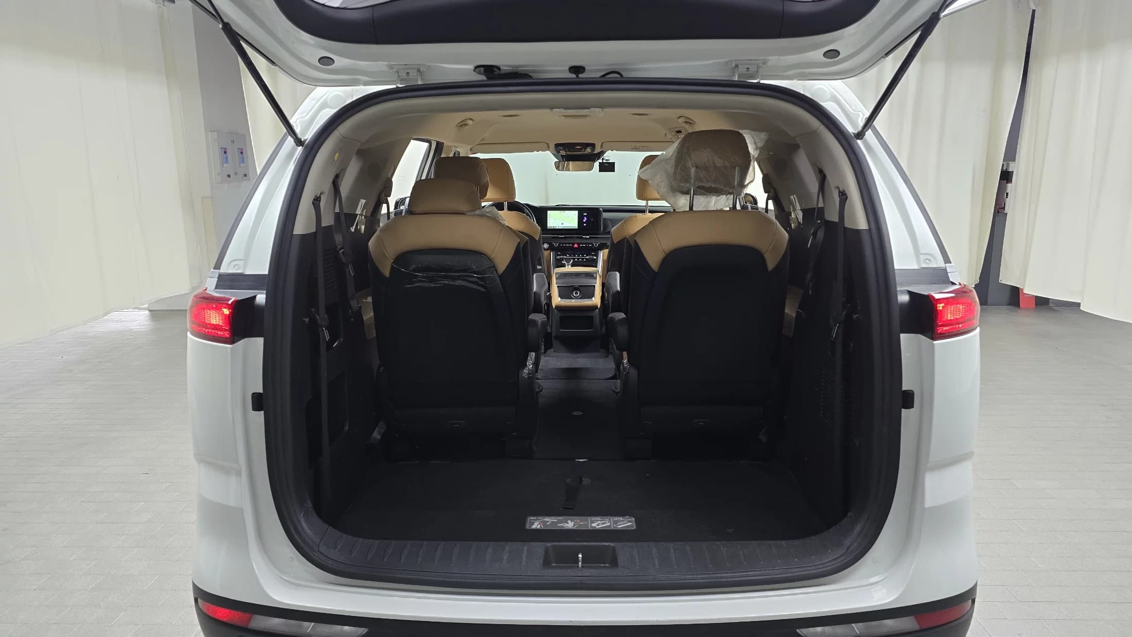 Kia Carnival 9-Seater Prestige, 2022 г. 181793 км. — фото 20