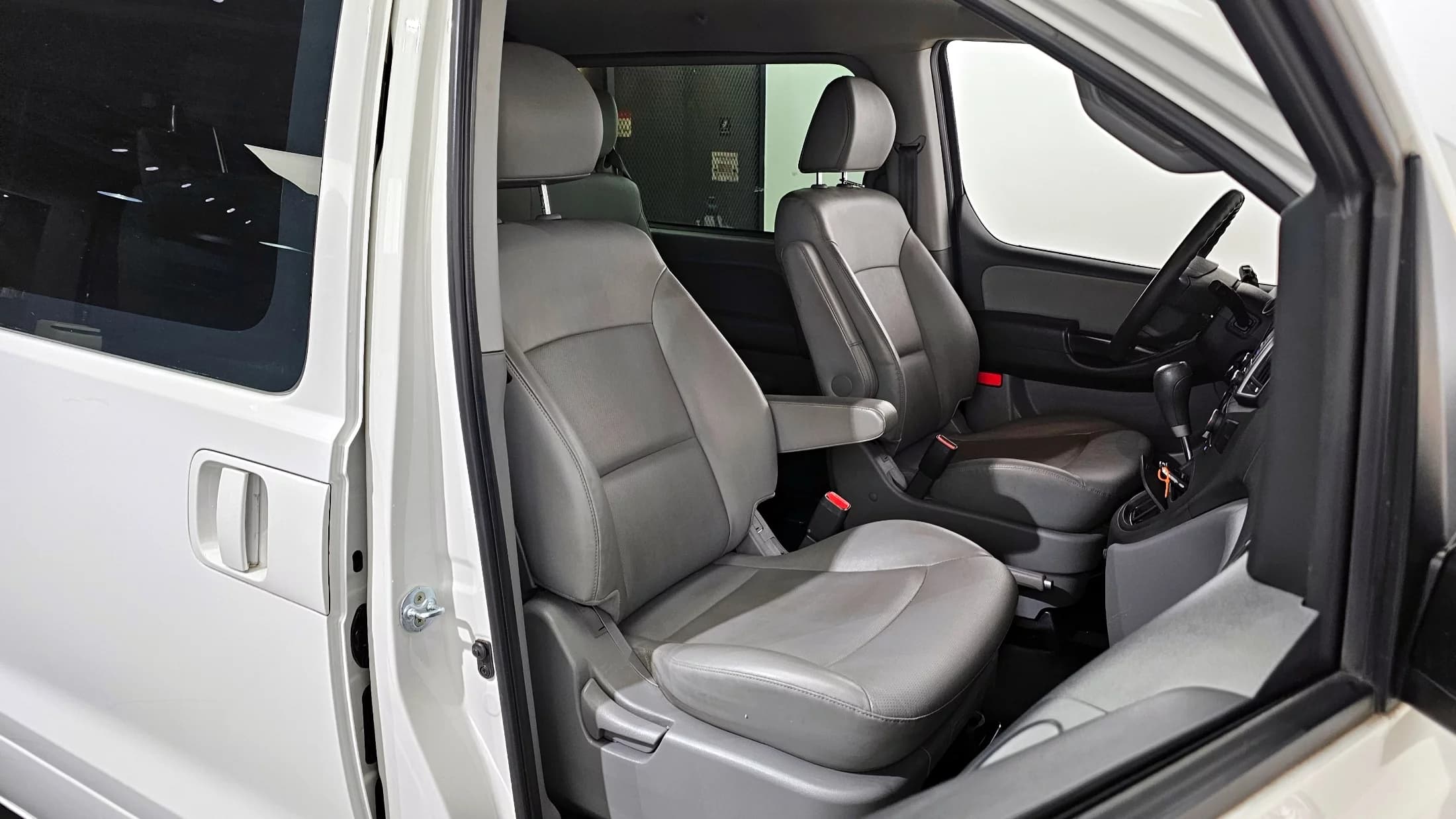 Hyundai Starex Van 5-Seater Style, 2021 г. 89818 км. — фото 12