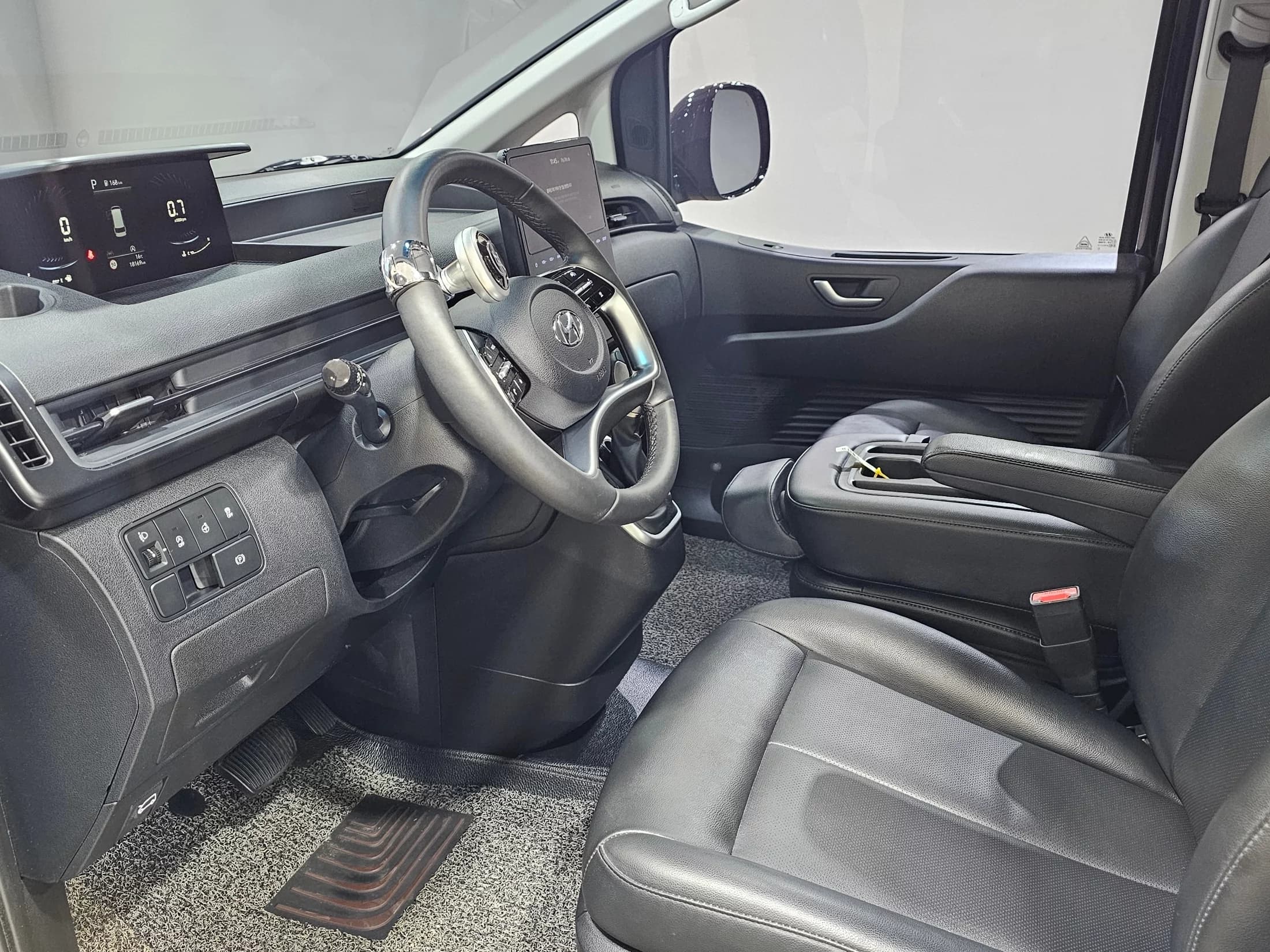 Hyundai Staria Cargo 3-Seater Modern, 2022 г. 16168 км. — фото 7