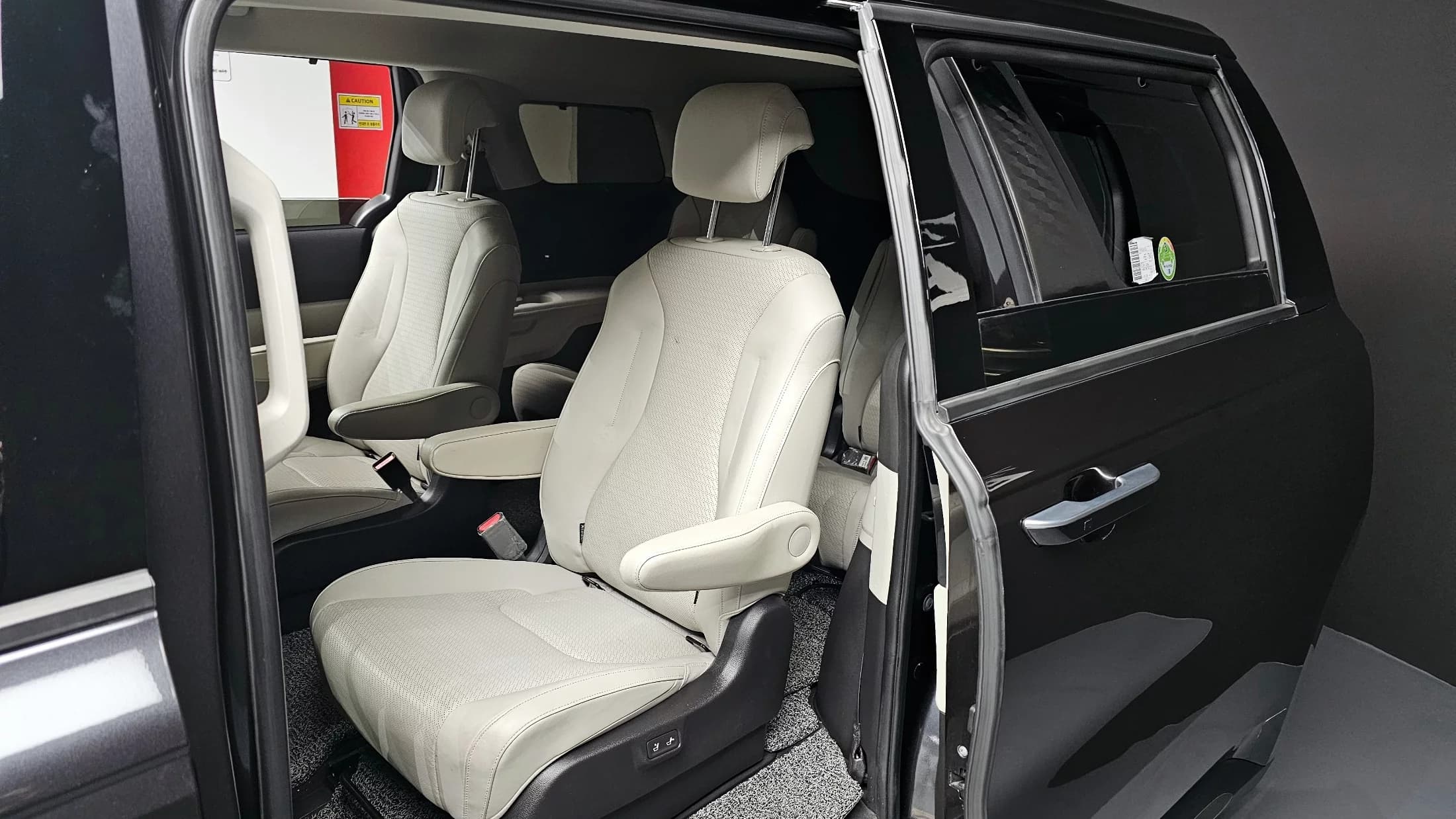 Kia Carnival 9-Seater Signature, 2022 г. 33362 км. — фото 11