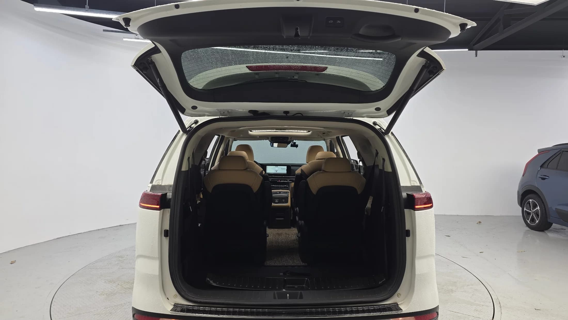 Kia Carnival 9-Seater Signature, 2021 г. 59131 км. — фото 20