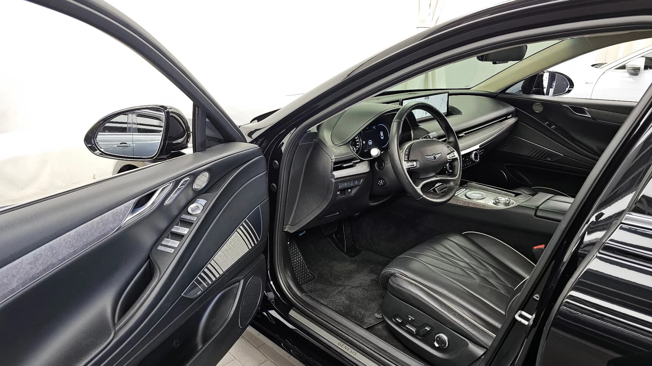 Genesis Electrified G80 e-AWD, электромобиль, 2022 г. 52309 км. — фото 10