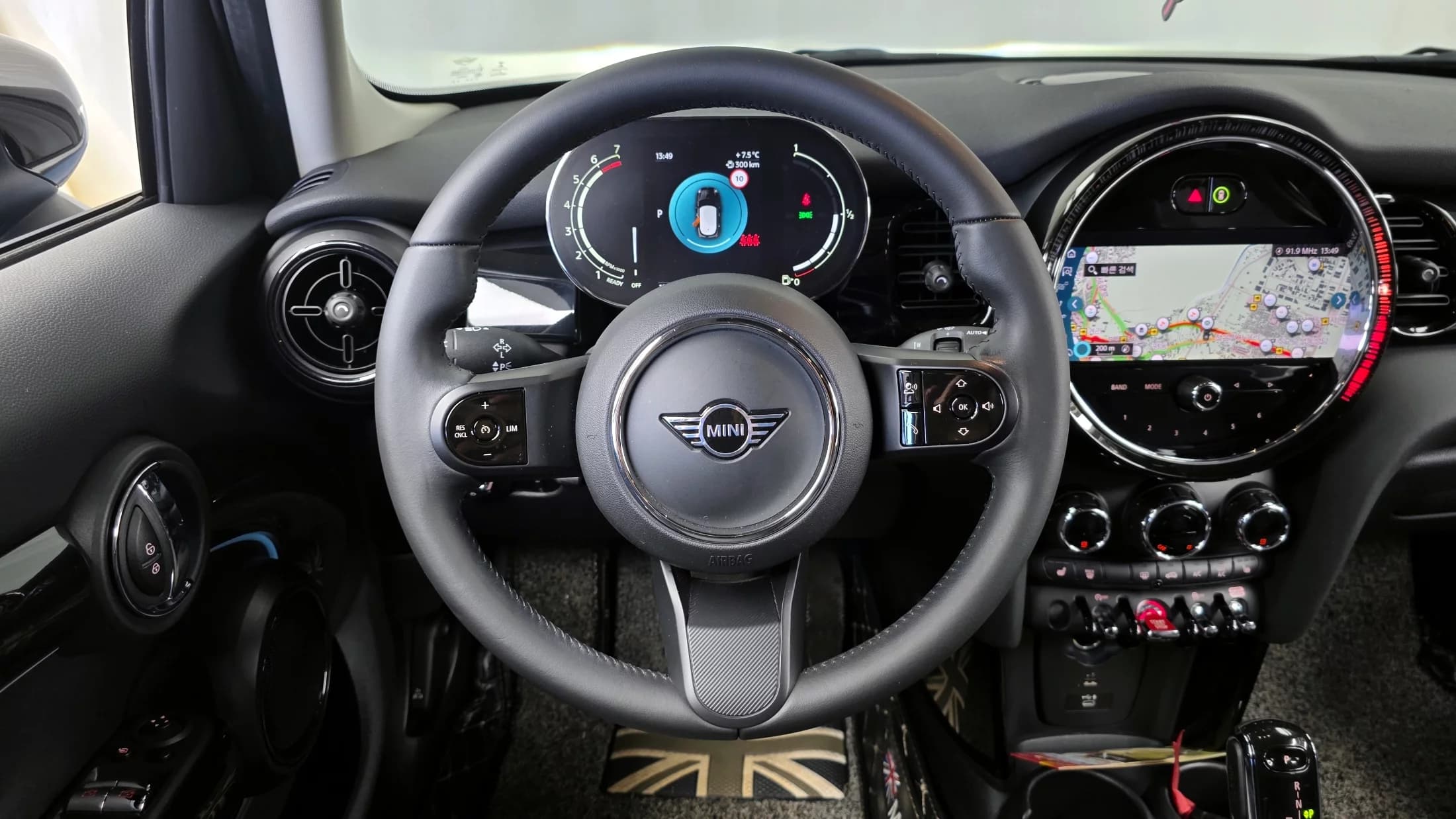 MINI Cooper Classic Plus Launch Pack Third Generation, 2022 г. 18347 км. — фото 13