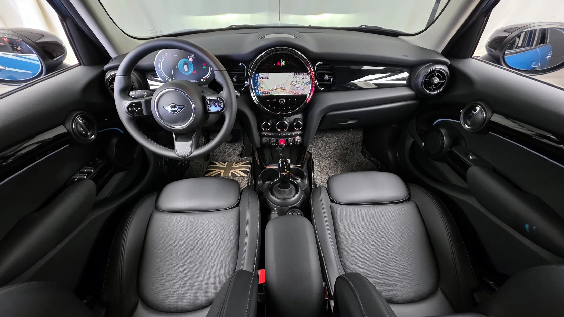 MINI Cooper Classic Plus Launch Pack Third Generation, 2022 г. 18347 км. — фото 7
