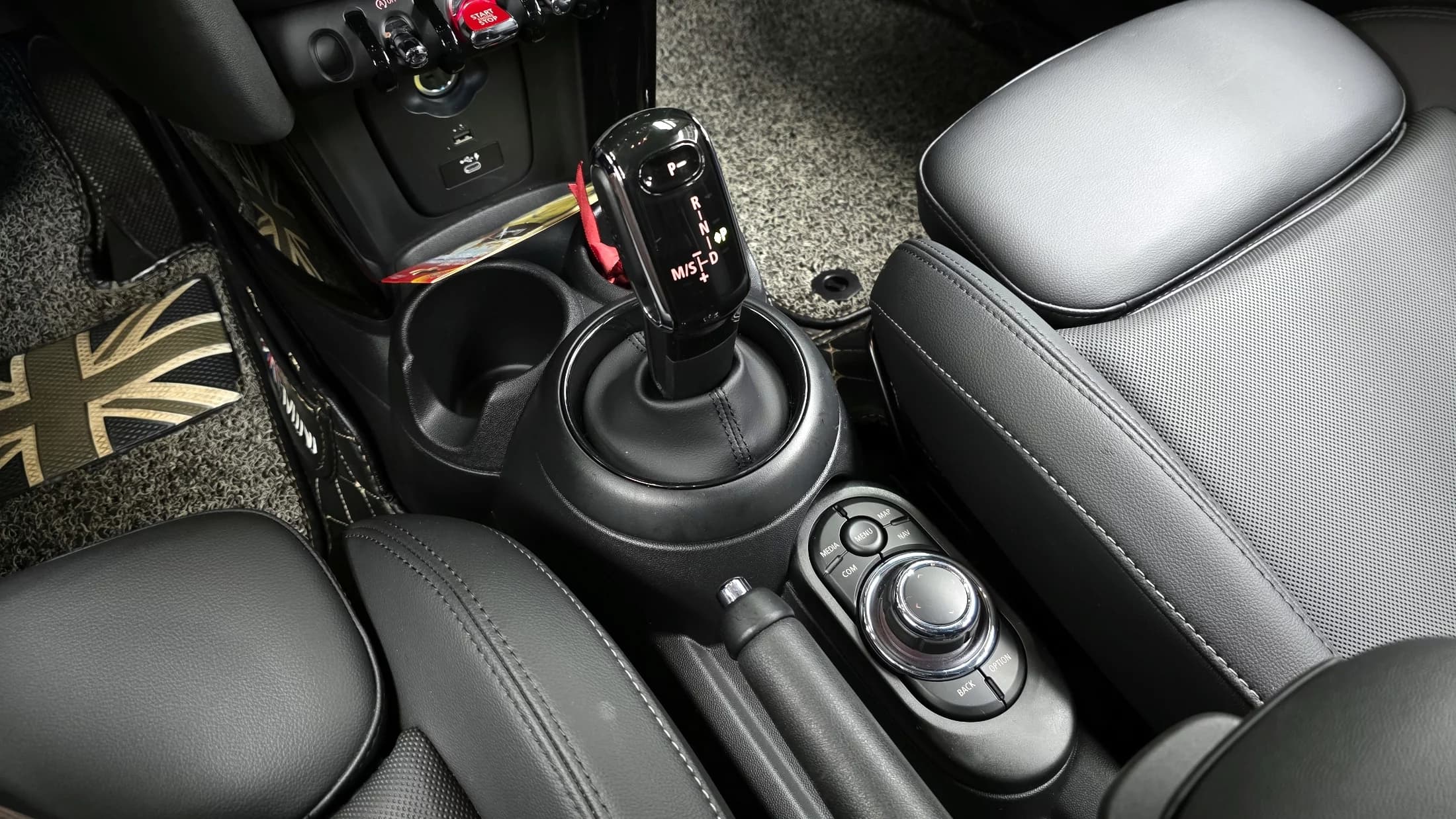 MINI Cooper Classic Plus Launch Pack Third Generation, 2022 г. 18347 км. — фото 9