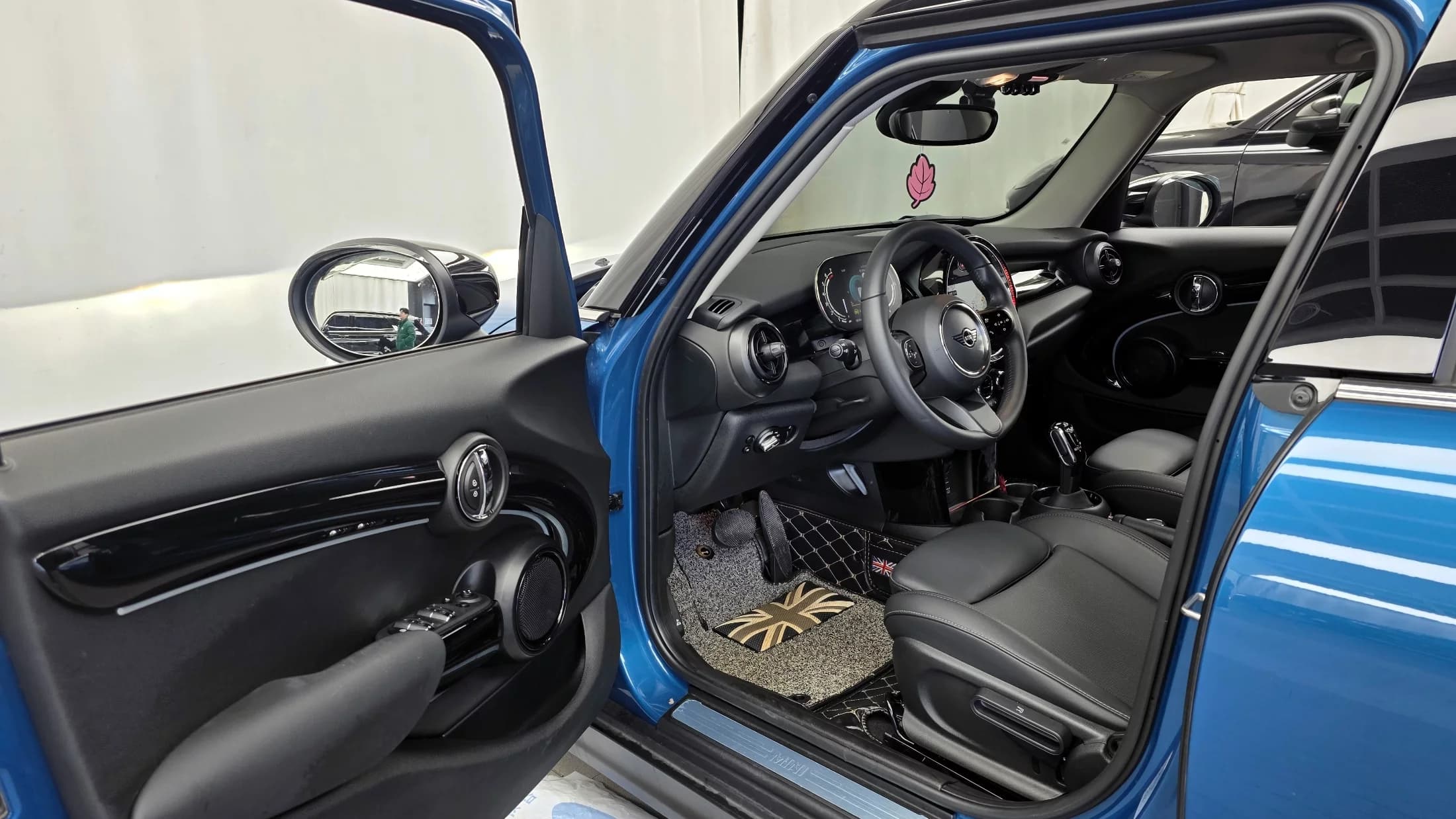 MINI Cooper Classic Plus Launch Pack Third Generation, 2022 г. 18347 км. — фото 10