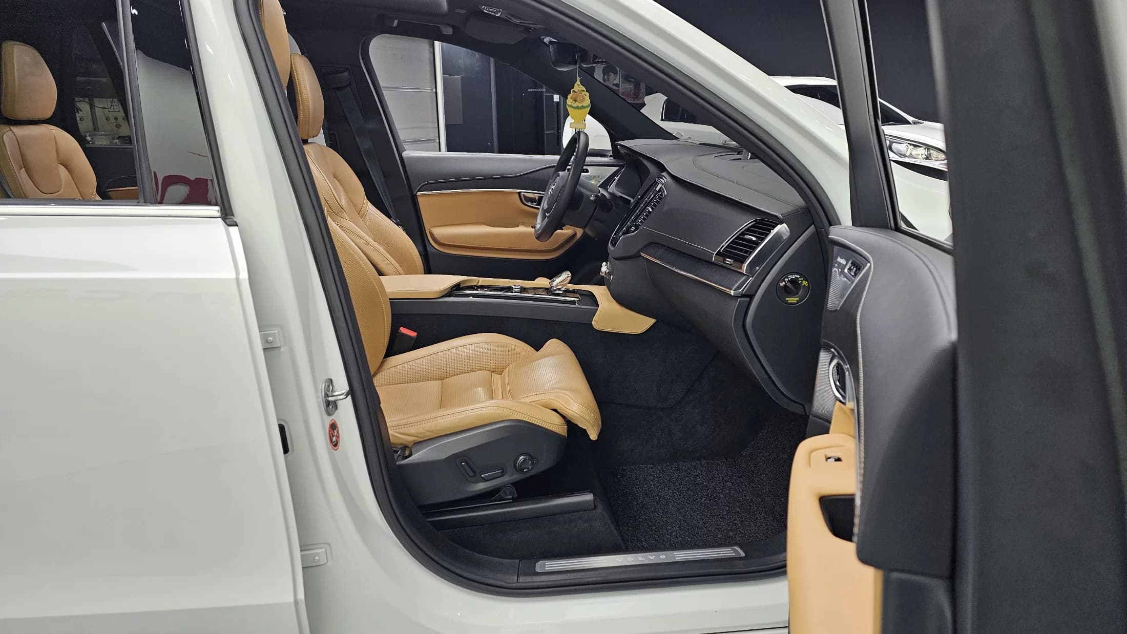 Volvo XC90 B6 Inscription, 2022 г. 72933 км. — фото 11