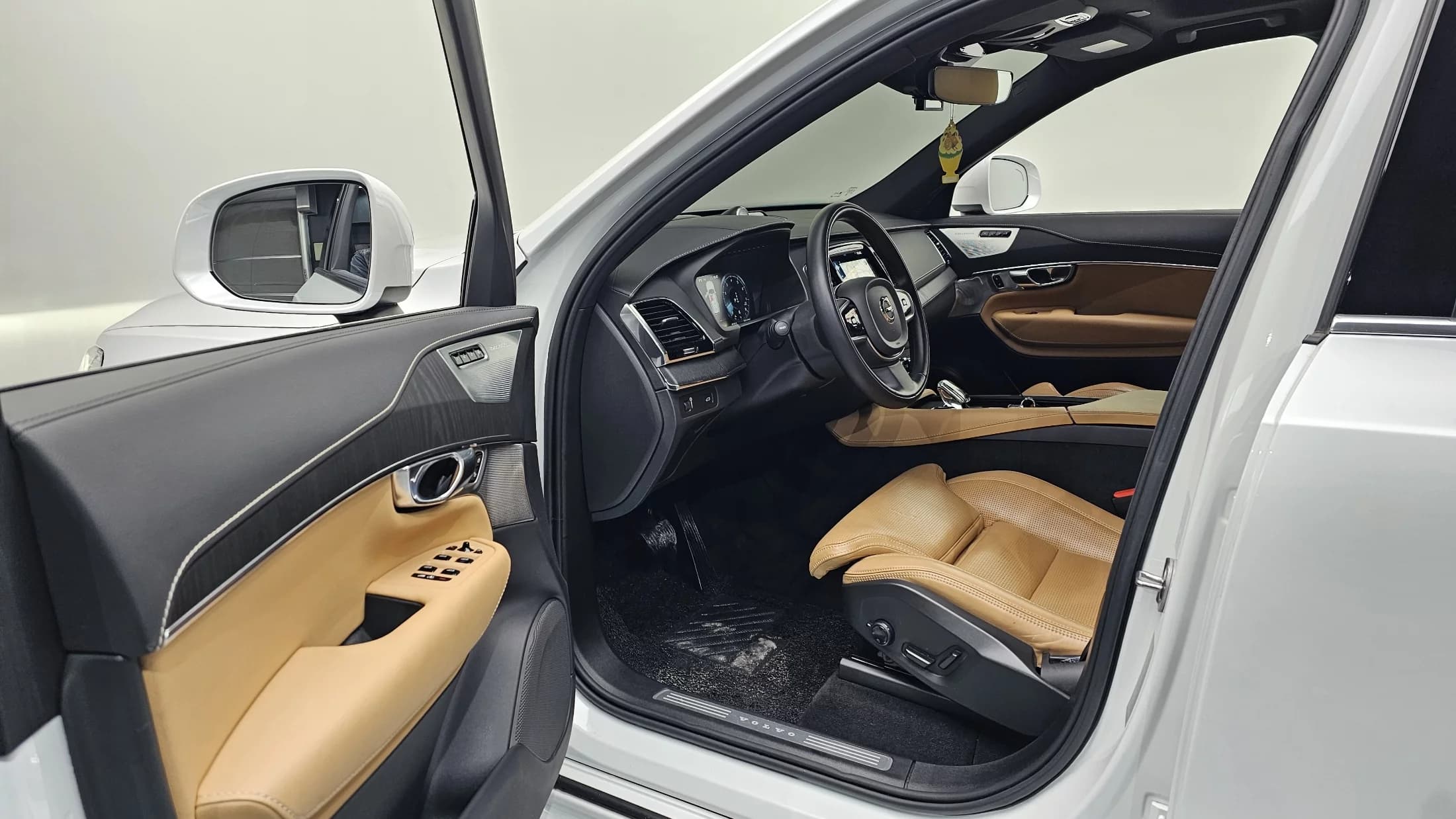Volvo XC90 B6 Inscription, 2022 г. 72933 км. — фото 10