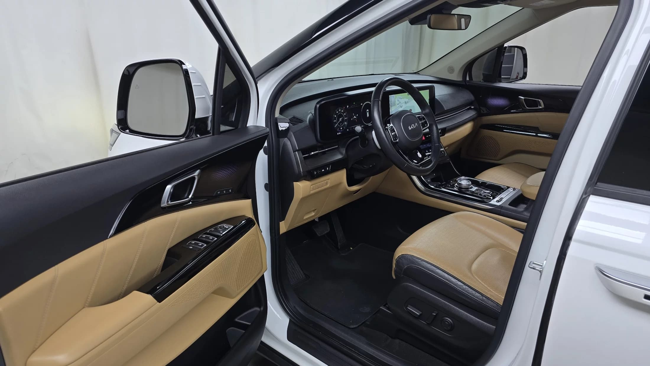 Kia Carnival Gasoline 11-Seater Signature, 2022 г. 104152 км. — фото 11