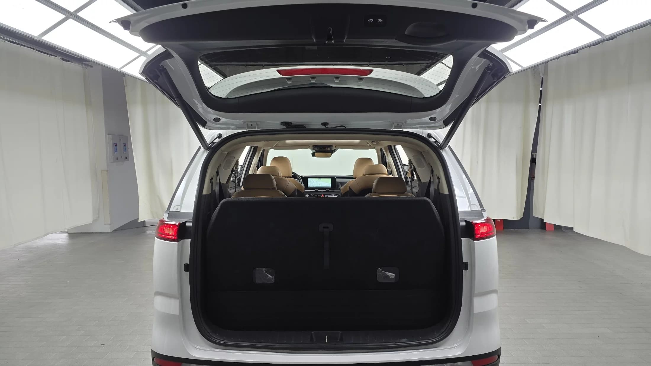 Kia Carnival Gasoline 11-Seater Signature, 2022 г. 104152 км. — фото 20