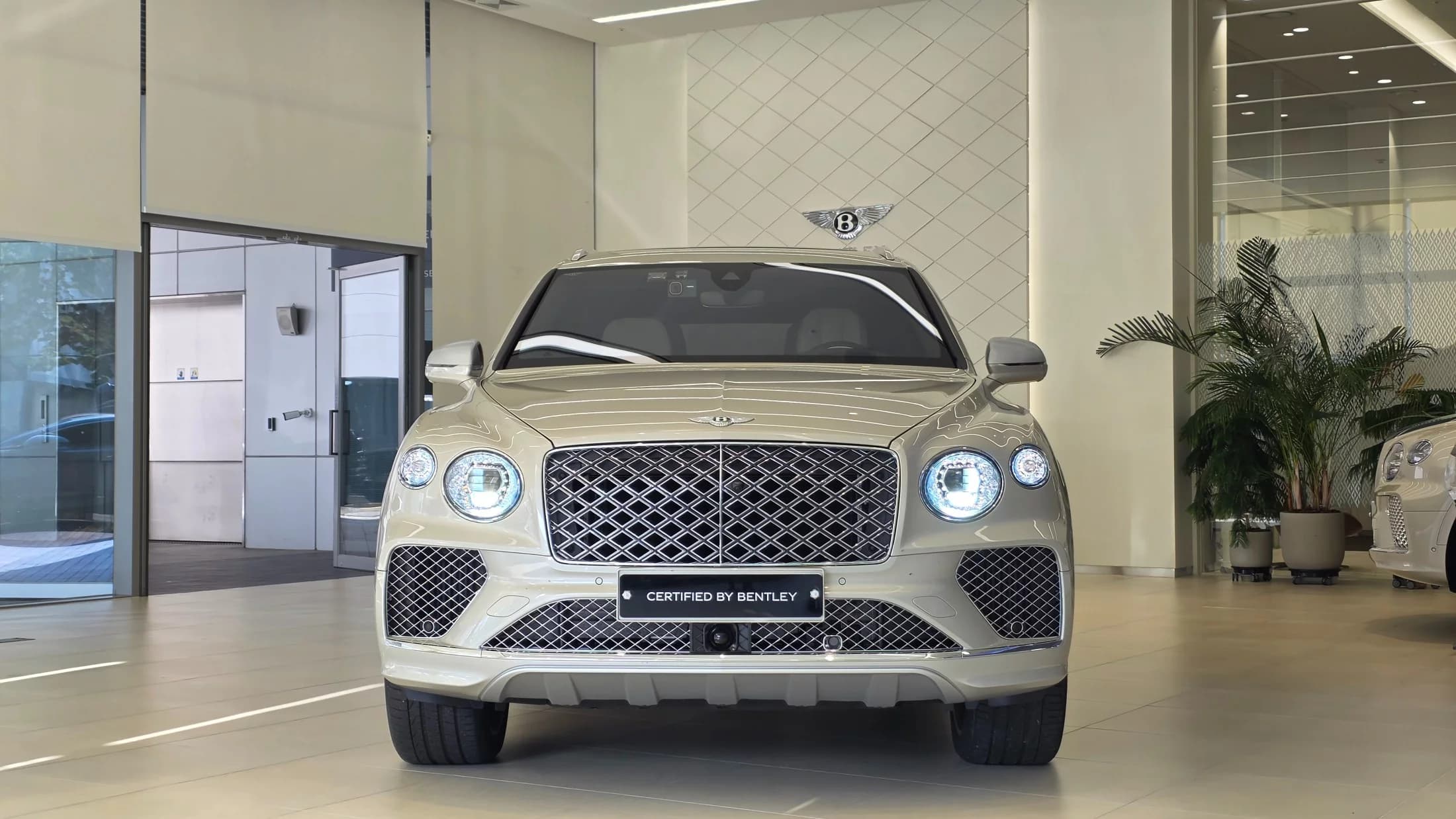 Bentley Bentayga 4.0 V8 EWB Mulliner, 2025 г. 9818 км. — фото 2
