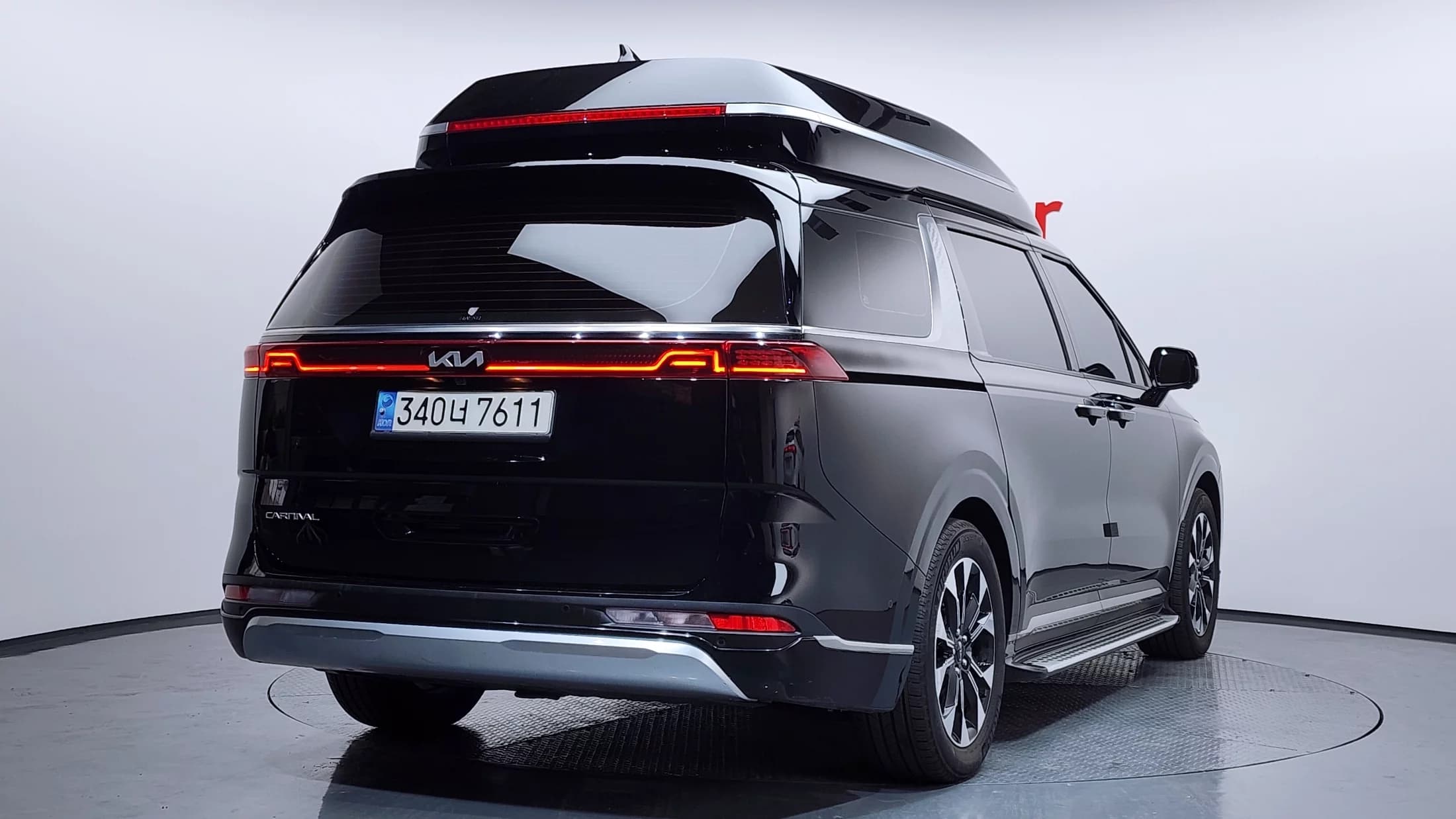 Kia Carnival 7-Seater Hi-Limousine Signature, 2023 г. 77089 км. — фото 2