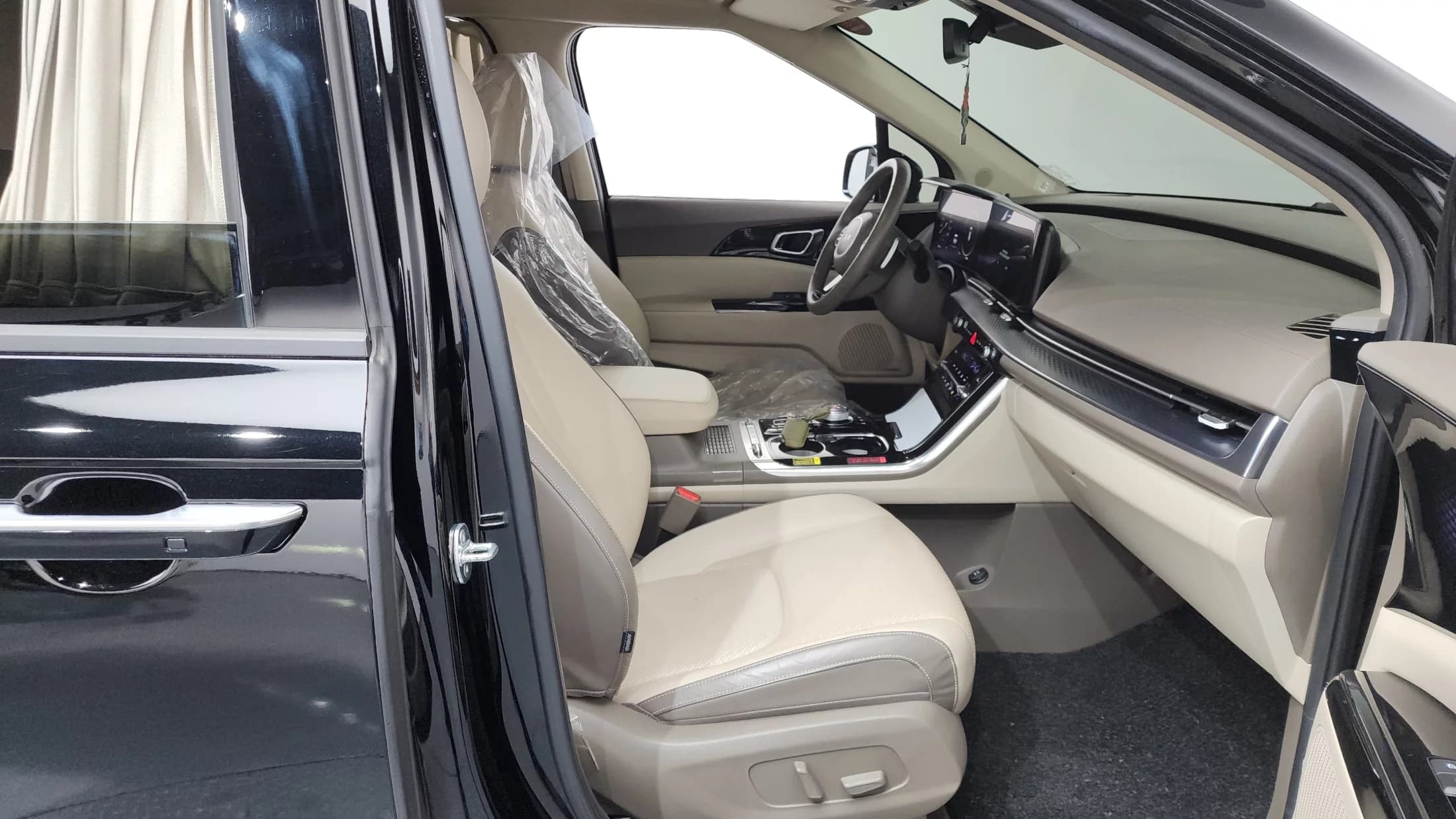 Kia Carnival 7-Seater Hi-Limousine Signature, 2023 г. 77089 км. — фото 11
