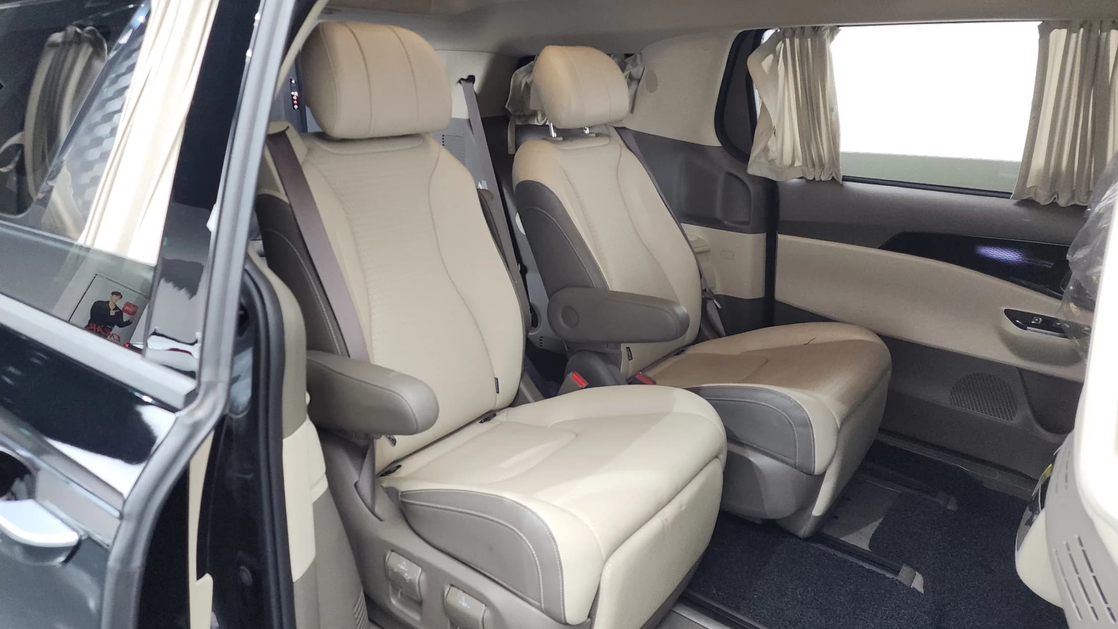Kia Carnival 7-Seater Hi-Limousine Signature, 2023 г. 77089 км. — фото 12