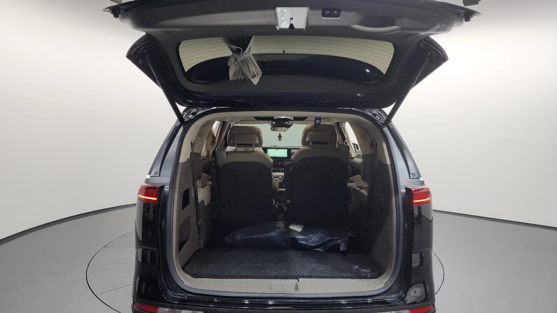 Kia Carnival 7-Seater Hi-Limousine Signature, 2023 г. 77089 км. — фото 20