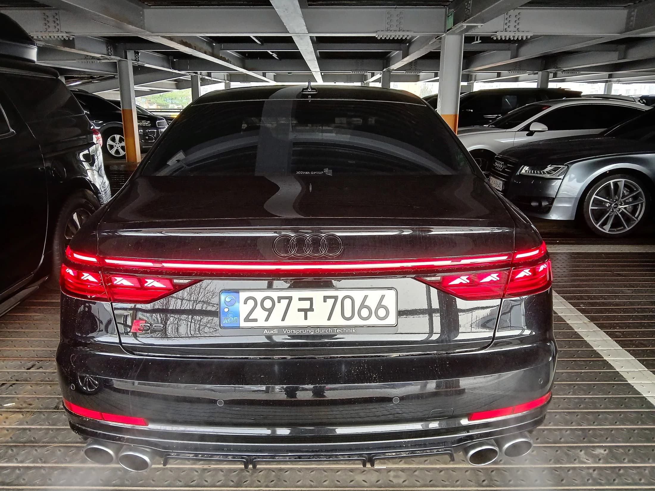 Audi S8 4.0 TFSI Quattro LWB, 2023 г. 29564 км. — фото 3