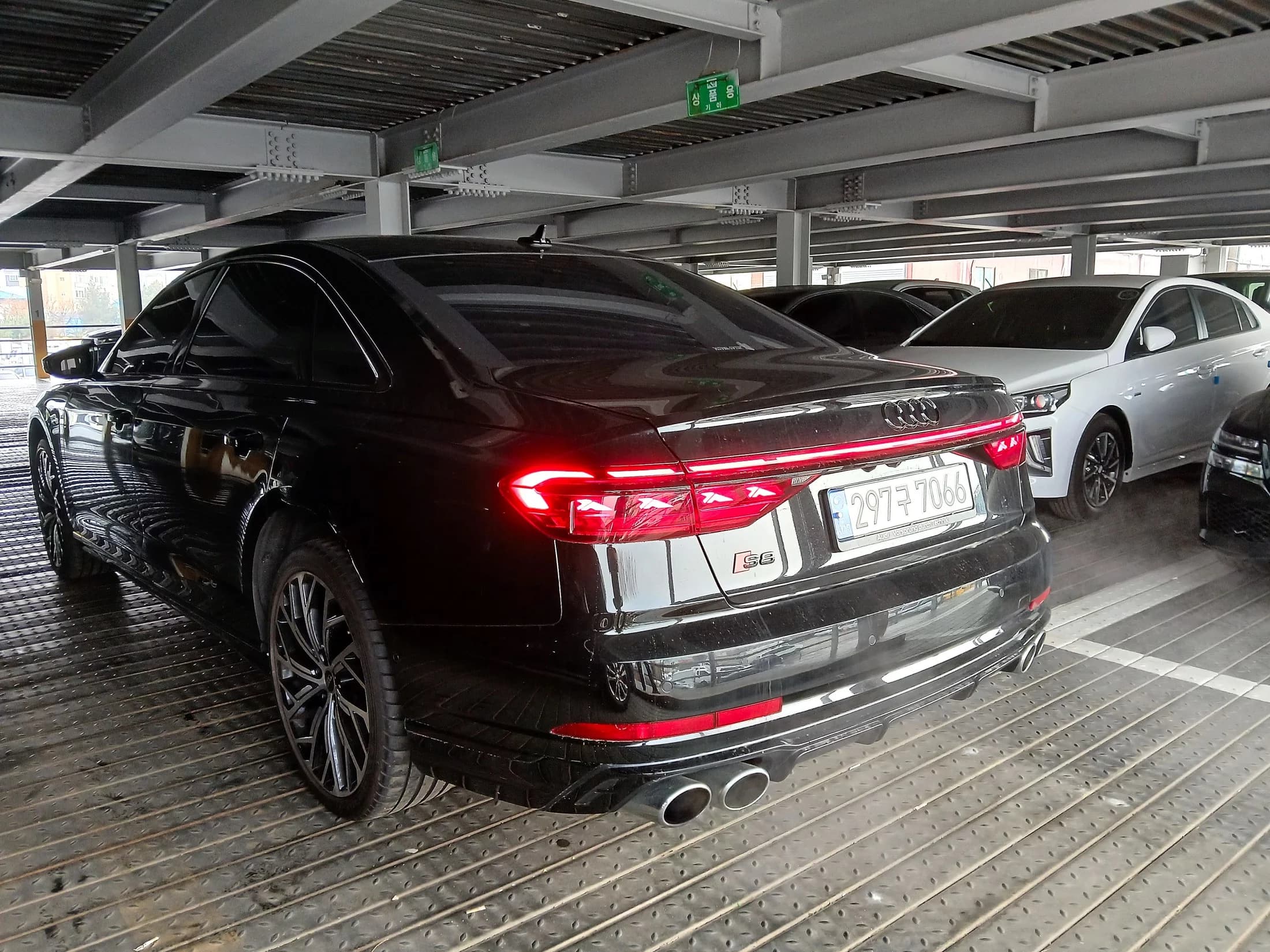 Audi S8 4.0 TFSI Quattro LWB, 2023 г. 29564 км. — фото 4