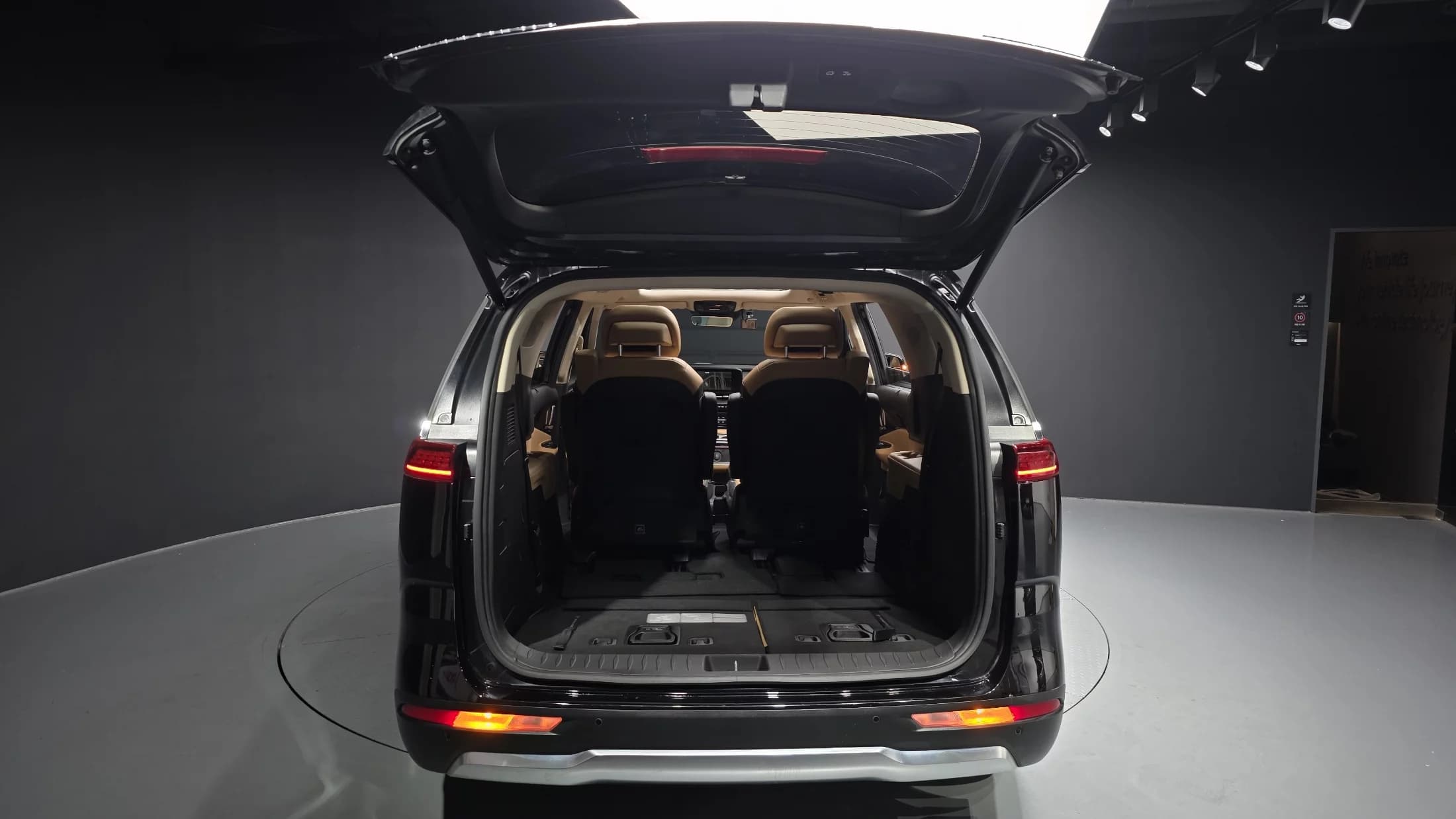 Kia Carnival 7-Seater Noblesse, 2021 г. 136385 км. — фото 20