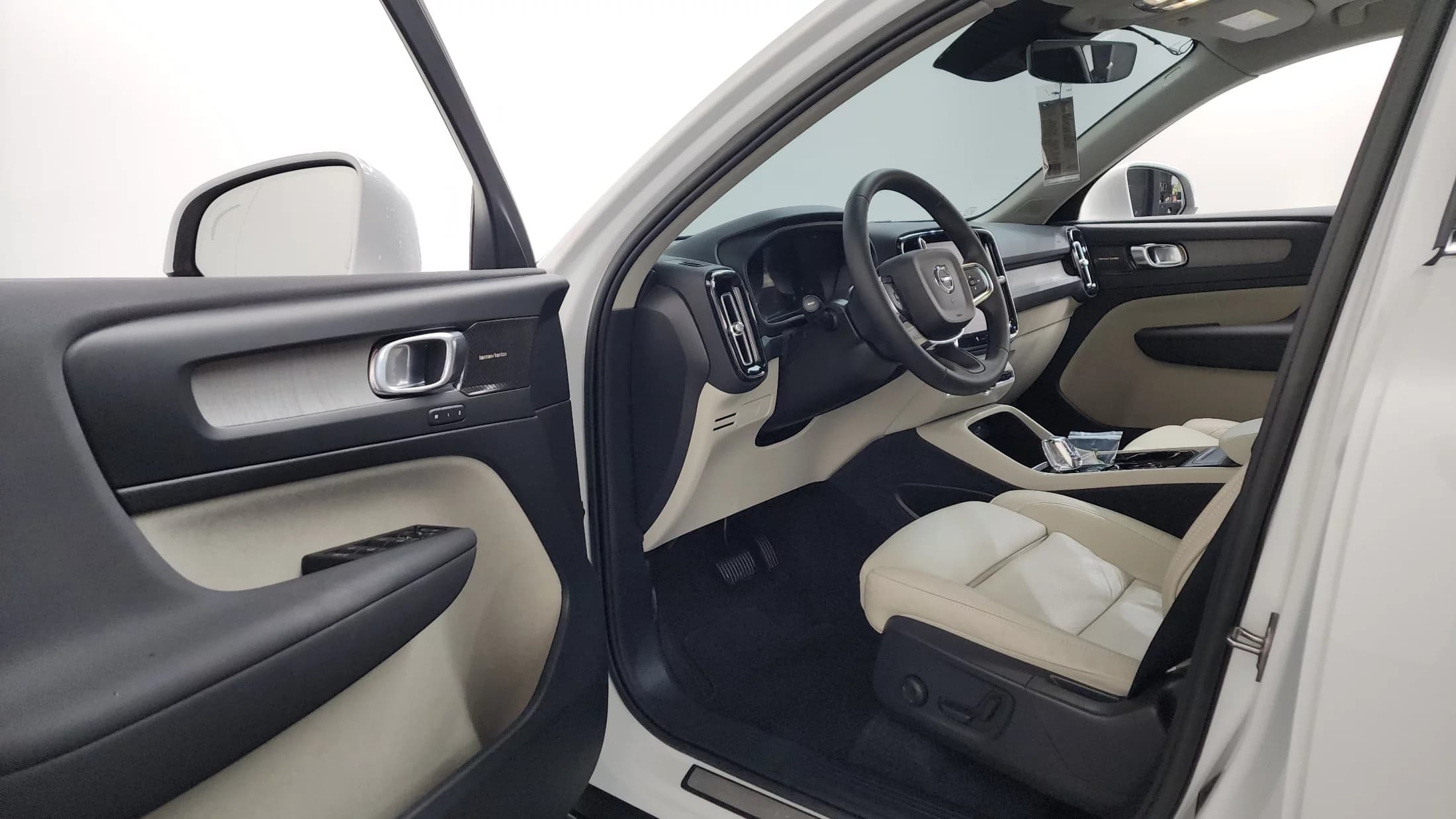 Volvo XC40 B4 Ultimate Bright, 2023 г. 13004 км. — фото 10