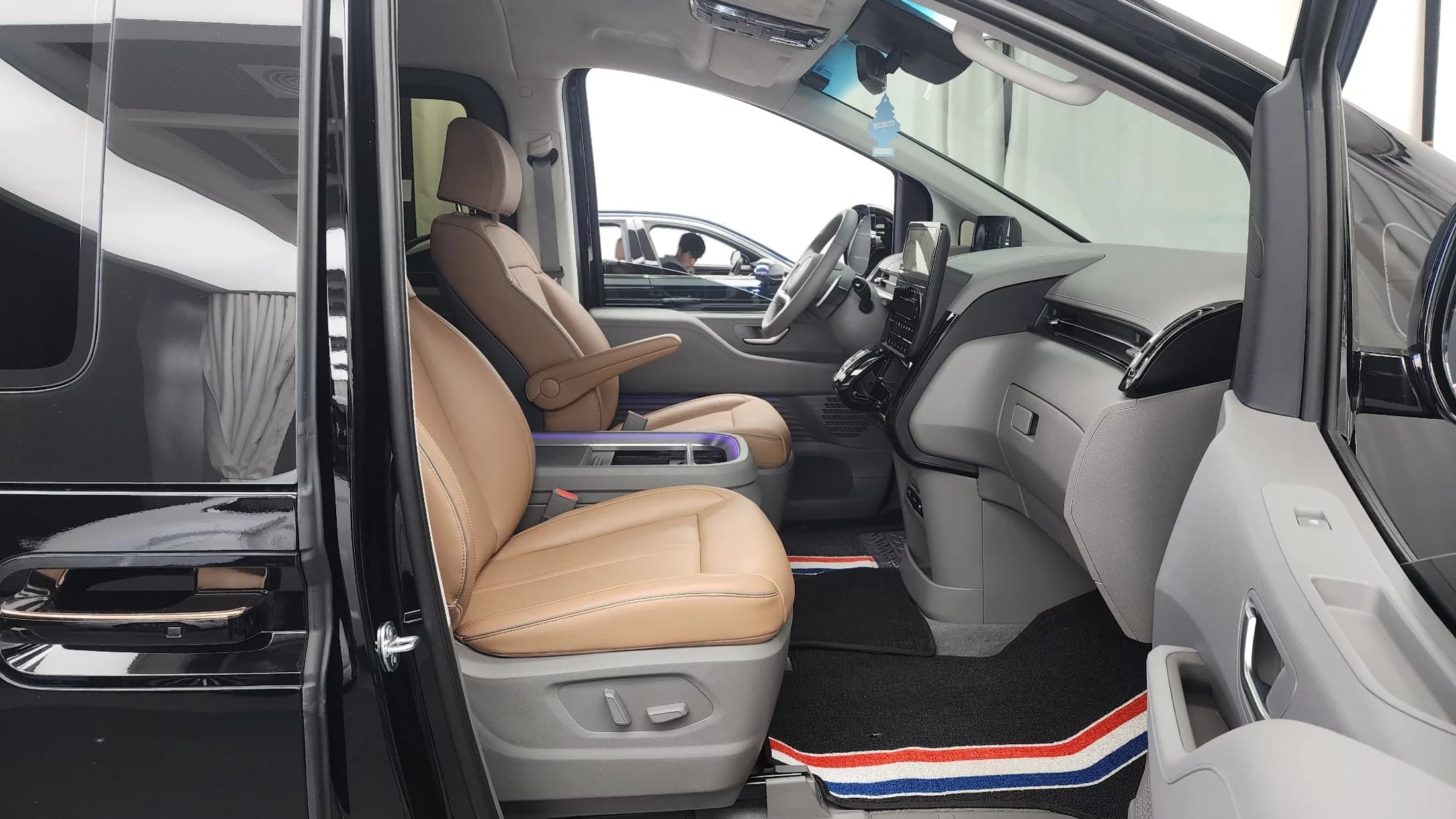 Hyundai Staria Lounge 9-Seater Inspiration, 2025 г. 11444 км. — фото 11
