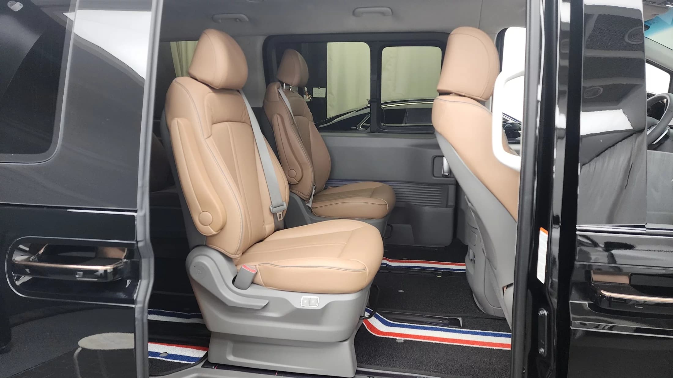 Hyundai Staria Lounge 9-Seater Inspiration, 2025 г. 11444 км. — фото 12