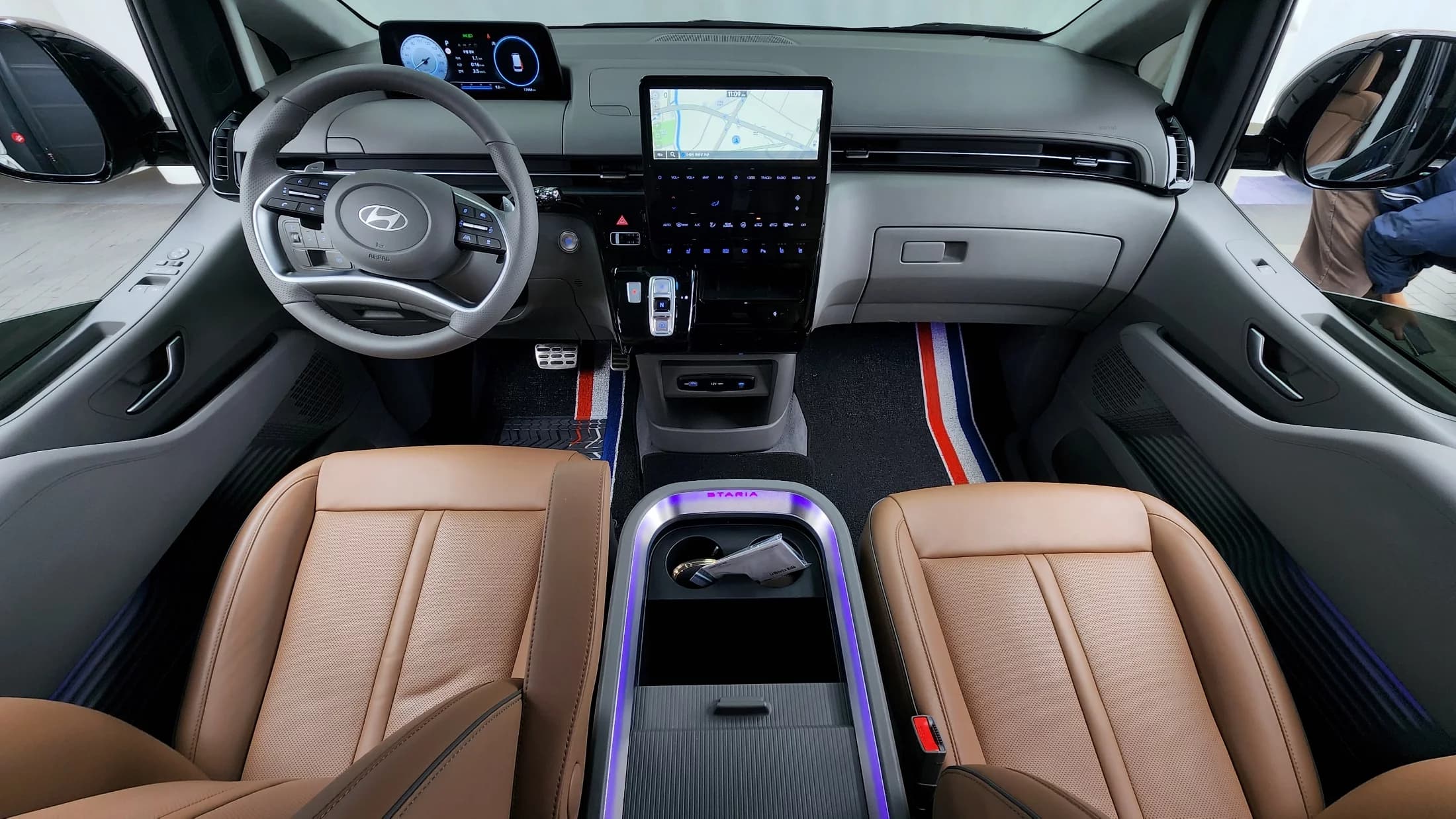Hyundai Staria Lounge 9-Seater Inspiration, 2025 г. 11444 км. — фото 7