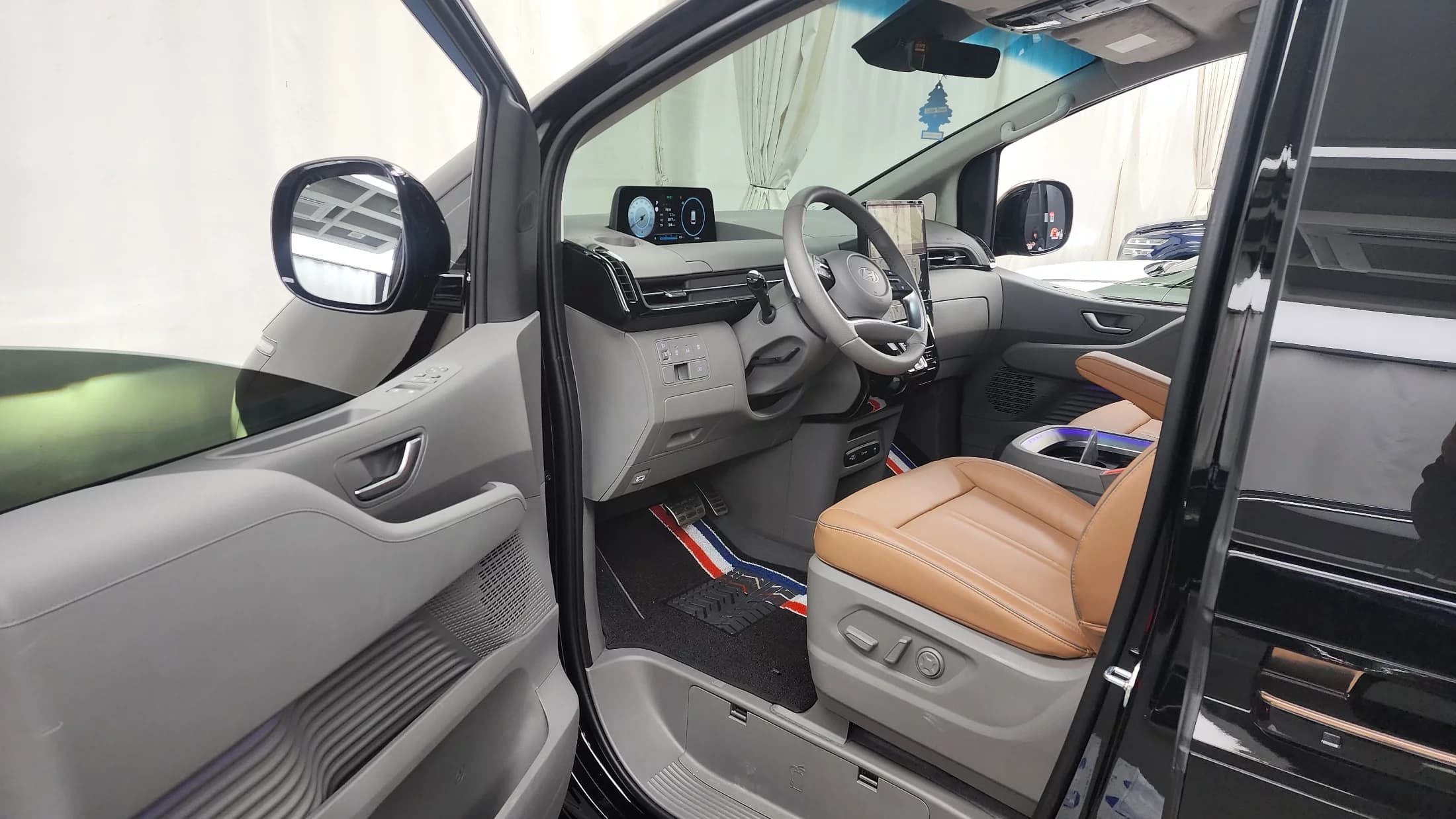 Hyundai Staria Lounge 9-Seater Inspiration, 2025 г. 11444 км. — фото 10