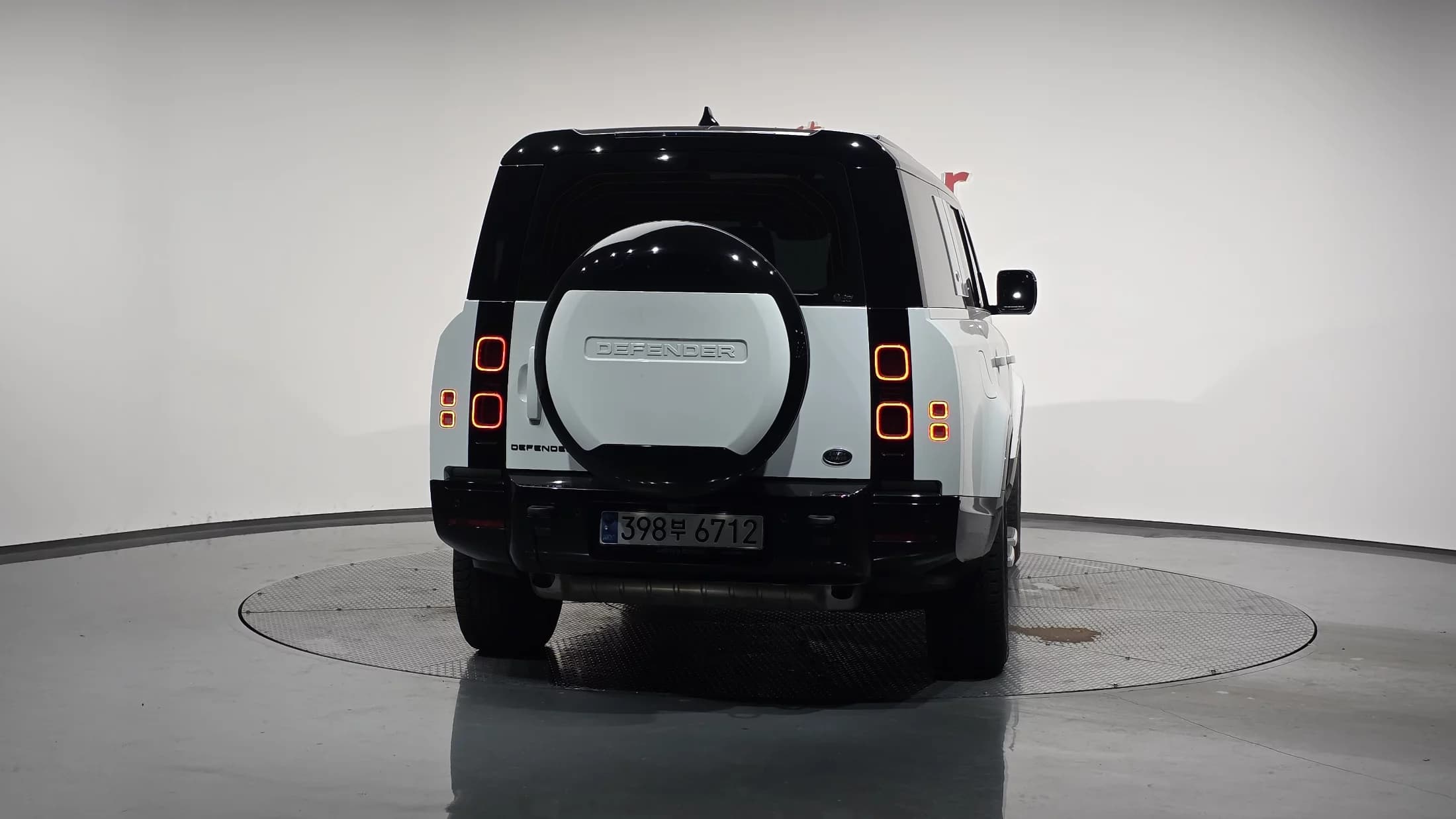 Land Rover DEFENDER 130 P400 X-Dynamic HSE, 2023 г. 52720 км. — фото 4