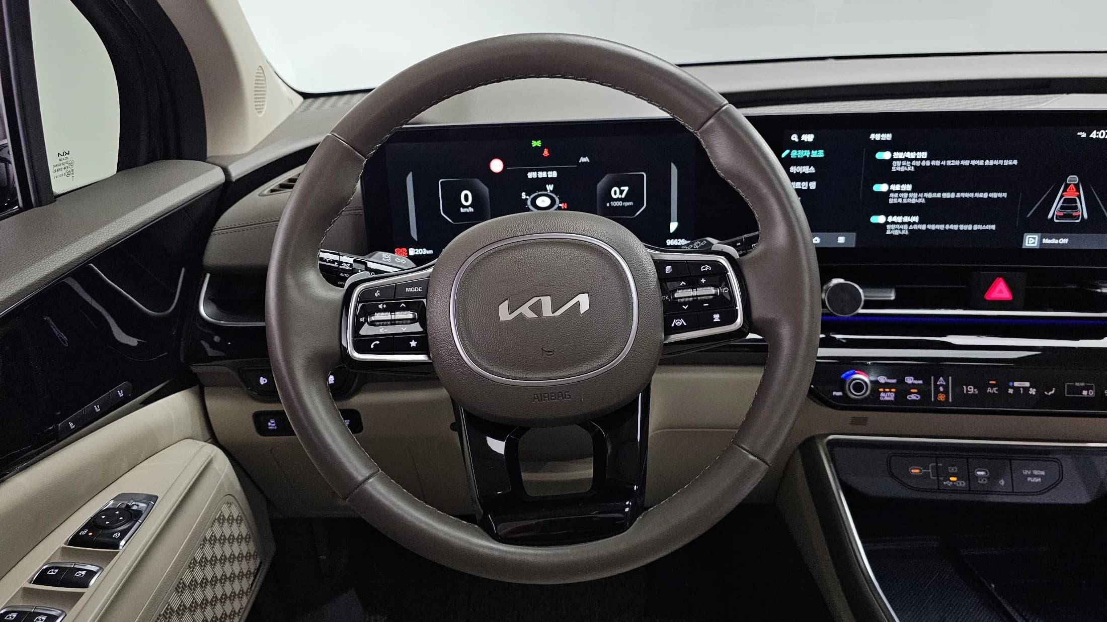 Kia Carnival 9-Seater Gravity, 2024 г. 96653 км. — фото 13