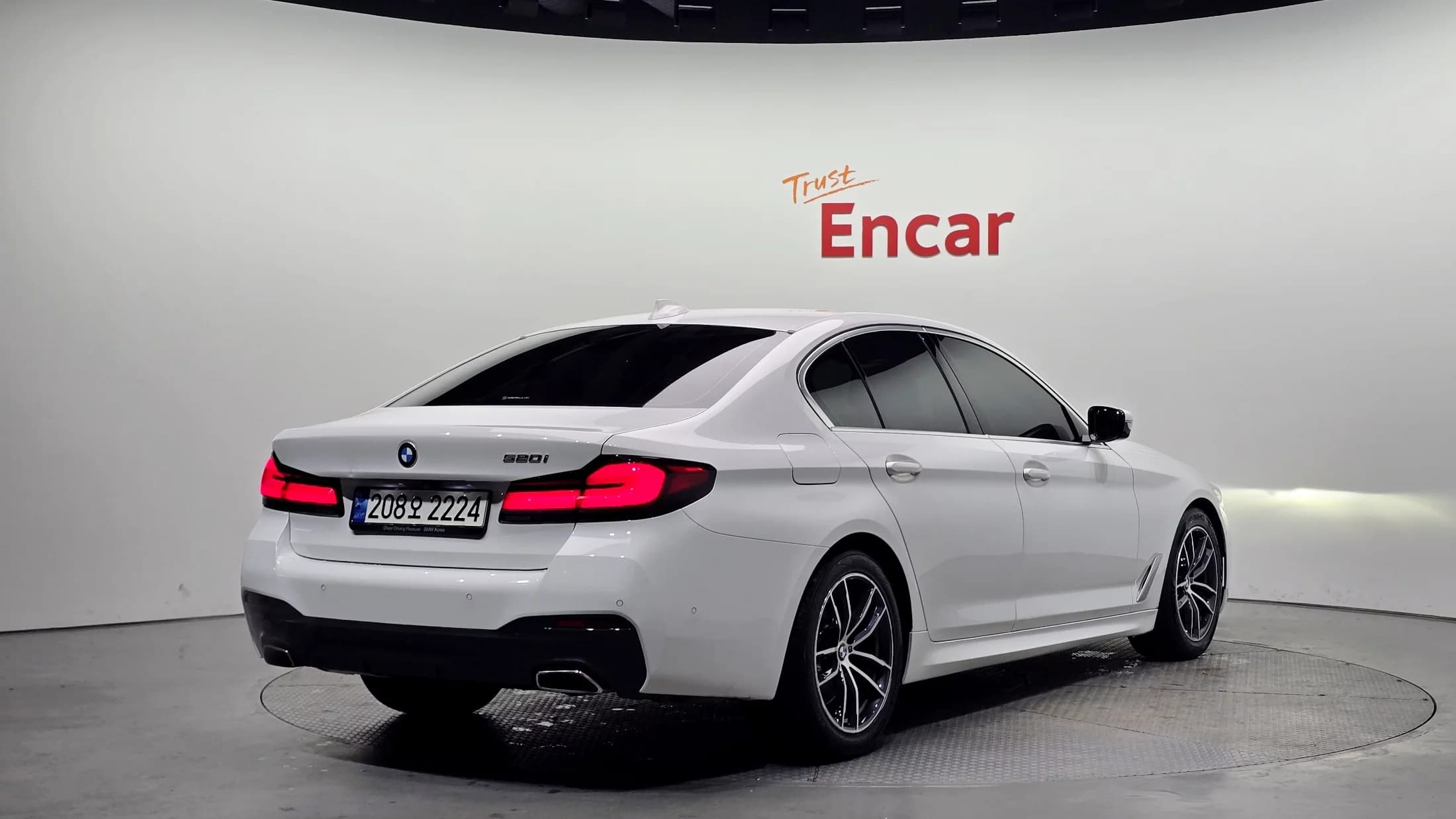 BMW 5-Series 520i M Sport, 2021 г. 40135 км. — фото 2